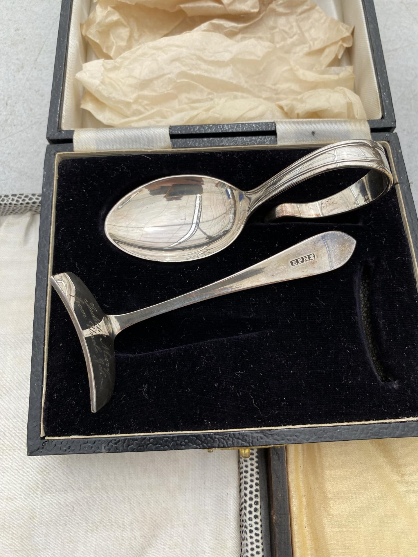 FOUR SILVER PLATED CASED ITEMS, BUTTER KNIVES ETC - Image 3 of 3