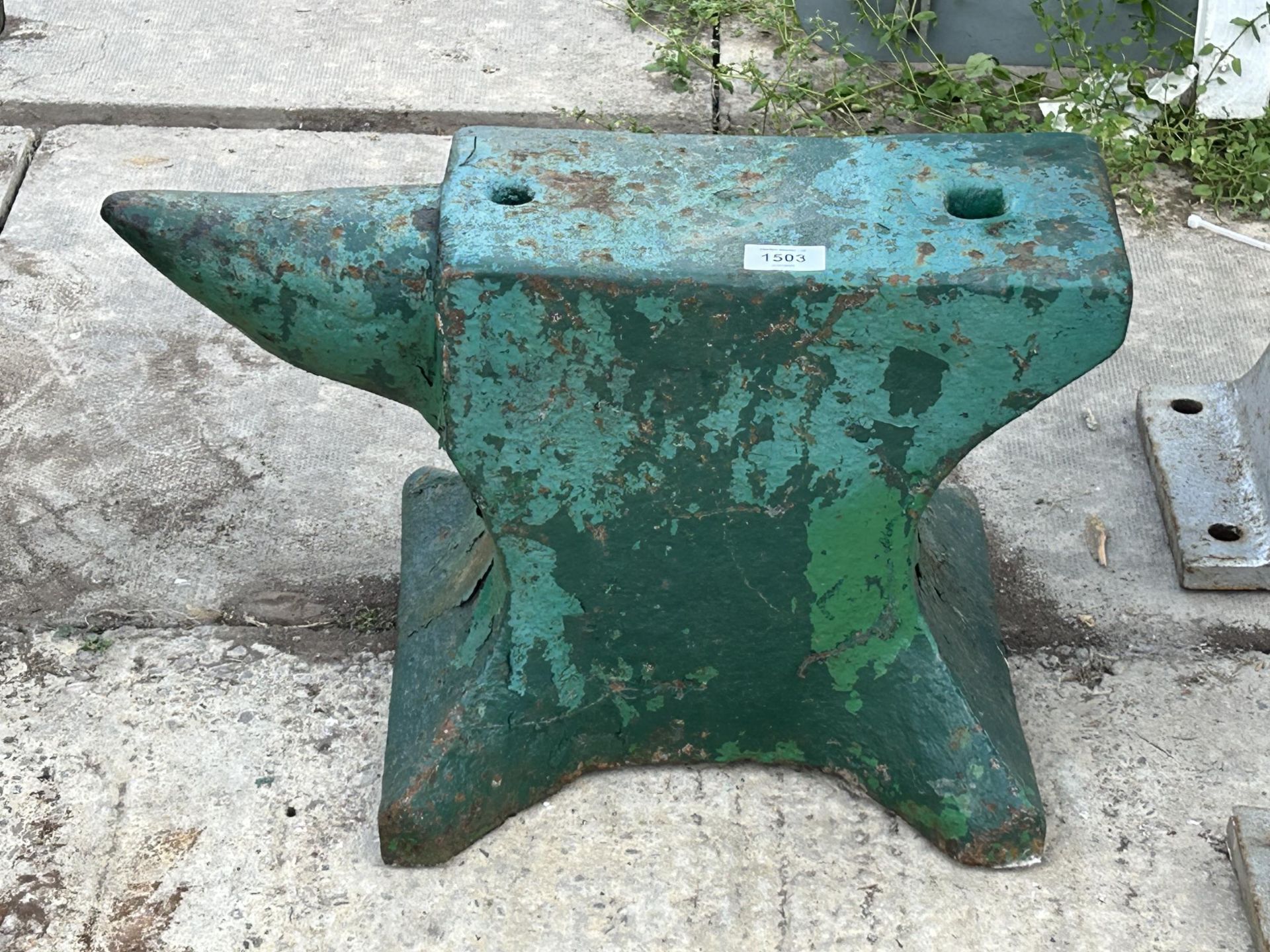 A VINTAGE CAST IRON BLACKSMITHS ANVIL (H:30CM L:49CM)