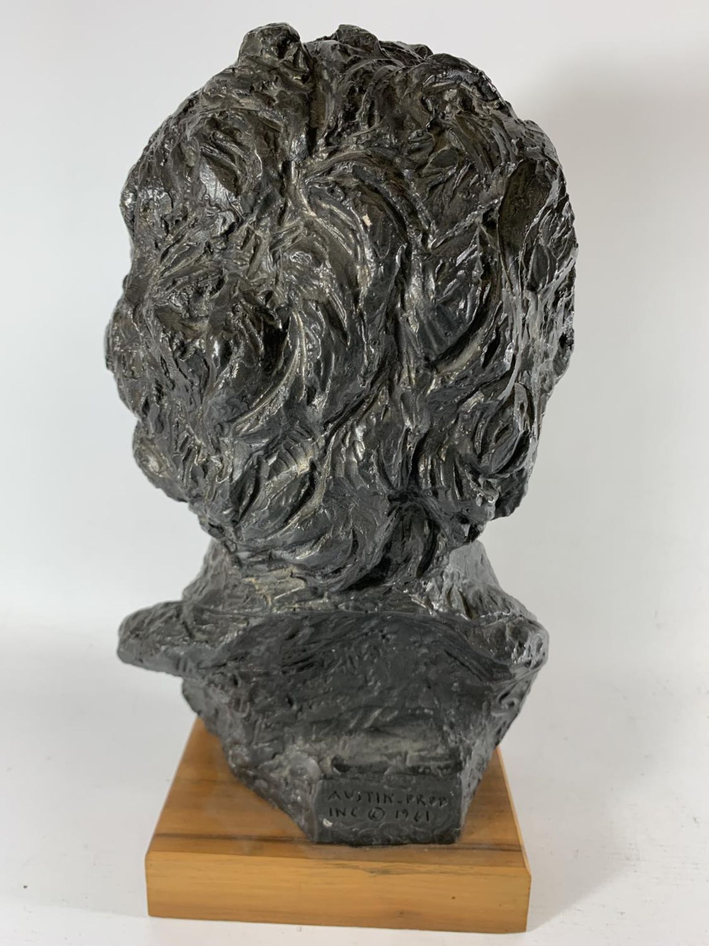 * A PRESENTATION PAINTED PLASTER BUST OF LUDWIG VAN BEETHOVEN, MOUNTED ON WOODEN BASE, HEIGHT 35. - Image 4 of 5