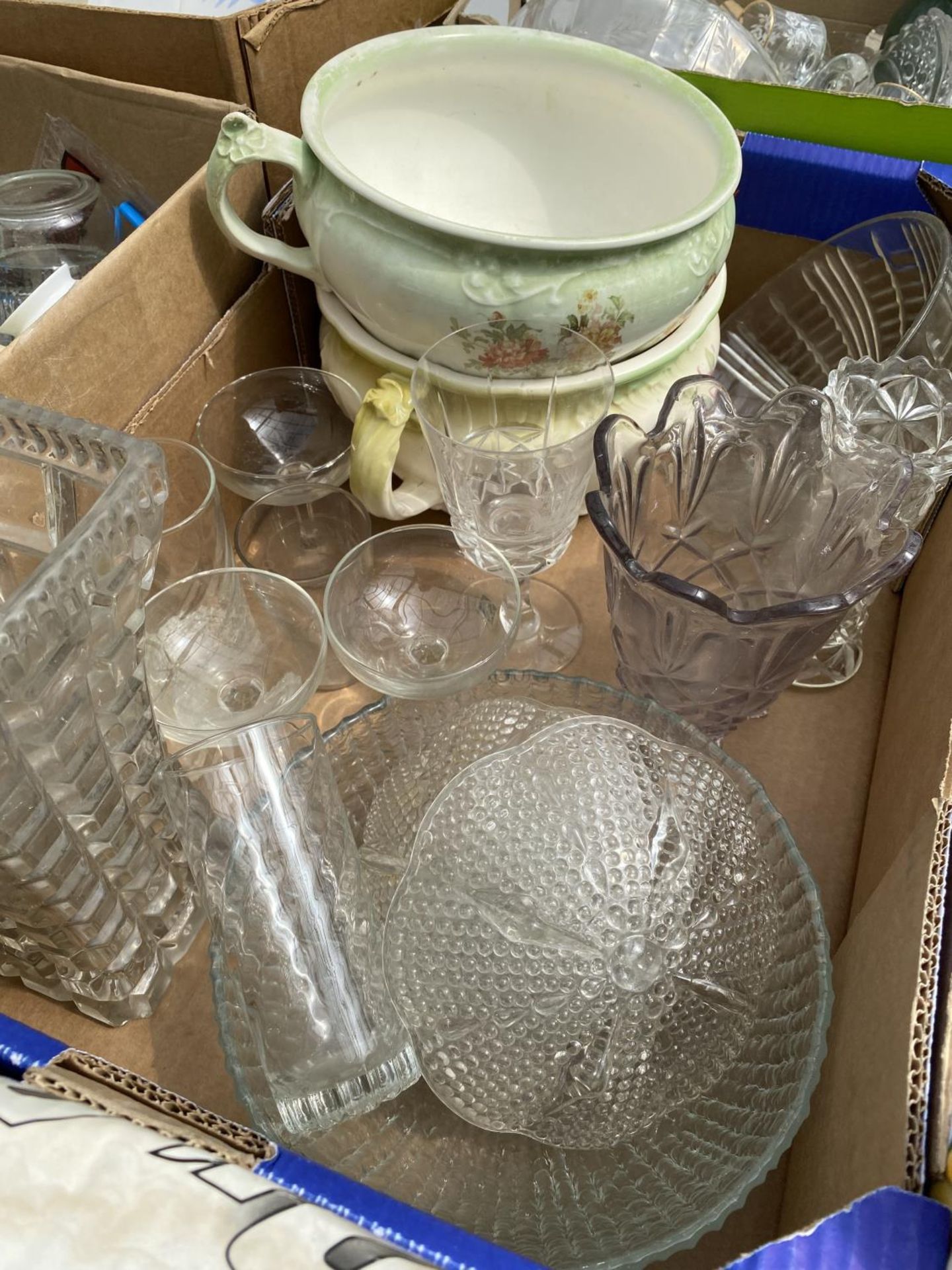 AN ASSORTMENT OF HOUSEHOLD CLEARANCE ITEMS TO INCLUDE CERAMICS AND GLASS WARE ETC - Image 3 of 4
