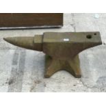 A LARGE VINTAGE CAST IRON BLACKSMITHS ANVIL (H:32CM L:77CM)