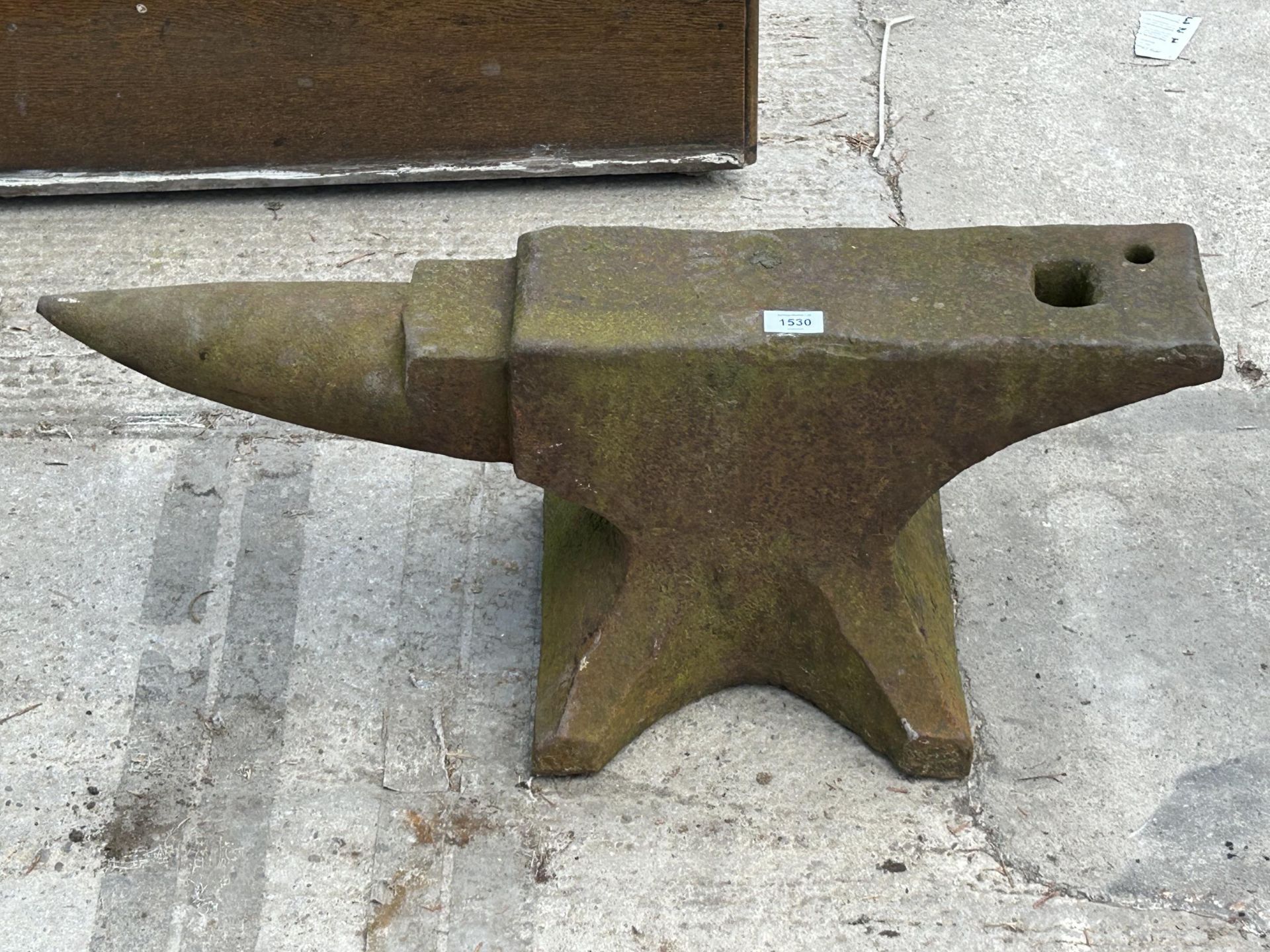 A LARGE VINTAGE CAST IRON BLACKSMITHS ANVIL (H:32CM L:77CM)