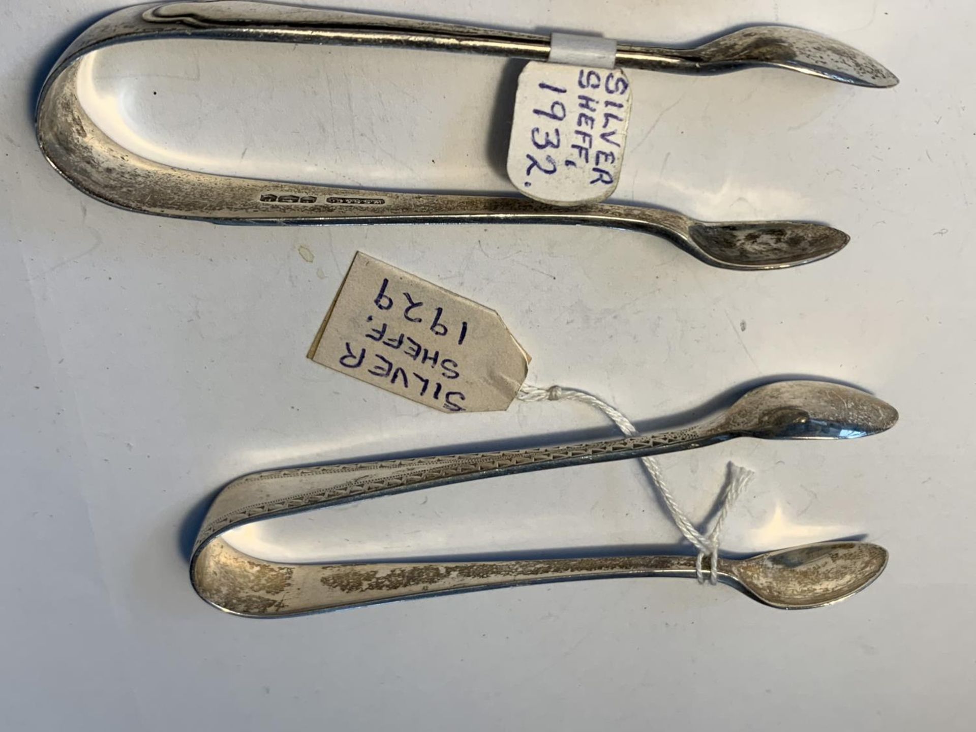 FOUR SETS OF SUGAR NIPS TWO HALLMARKED SHEFFIELD 1929 AND 1932 AND TWO BIRMINGHAM 1905 AND 1926 - Image 2 of 3