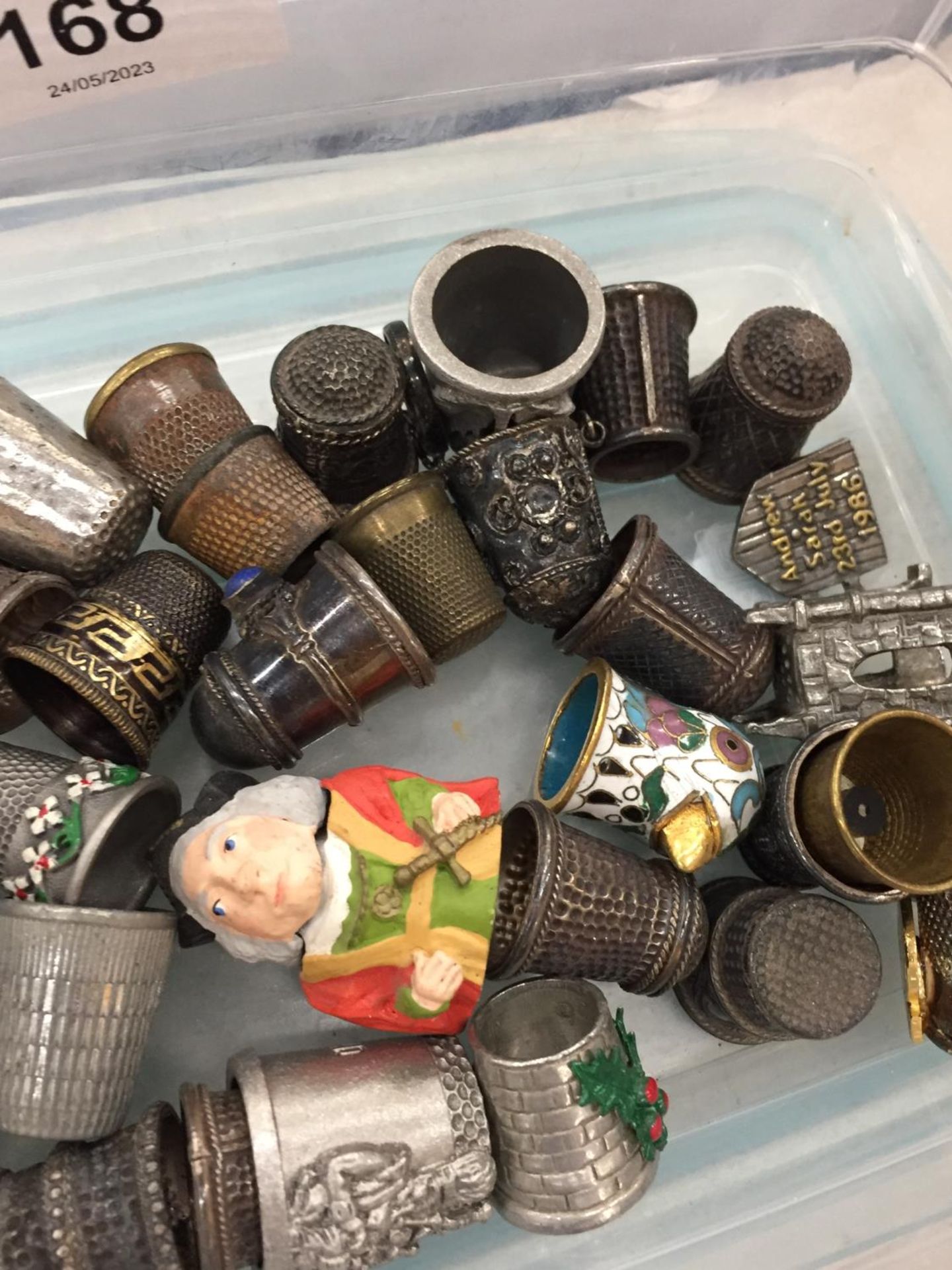 A COLLECTION OF VINTAGE METAL THIMBLES - Image 3 of 3