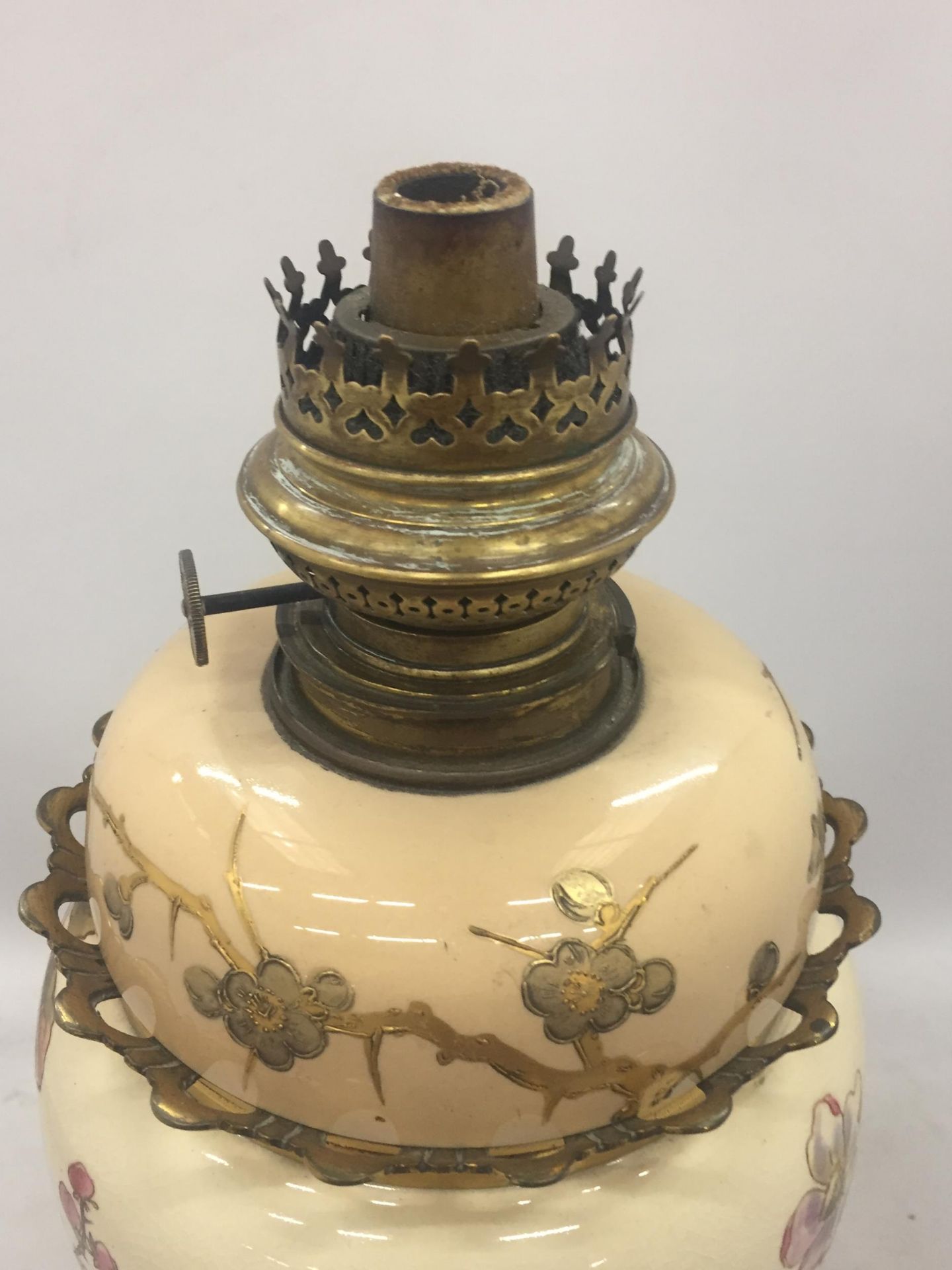 AN ANTIQUE CERAMIC AND BRASS OIL LAMP WITH FLORAL DESIGN - Image 2 of 3
