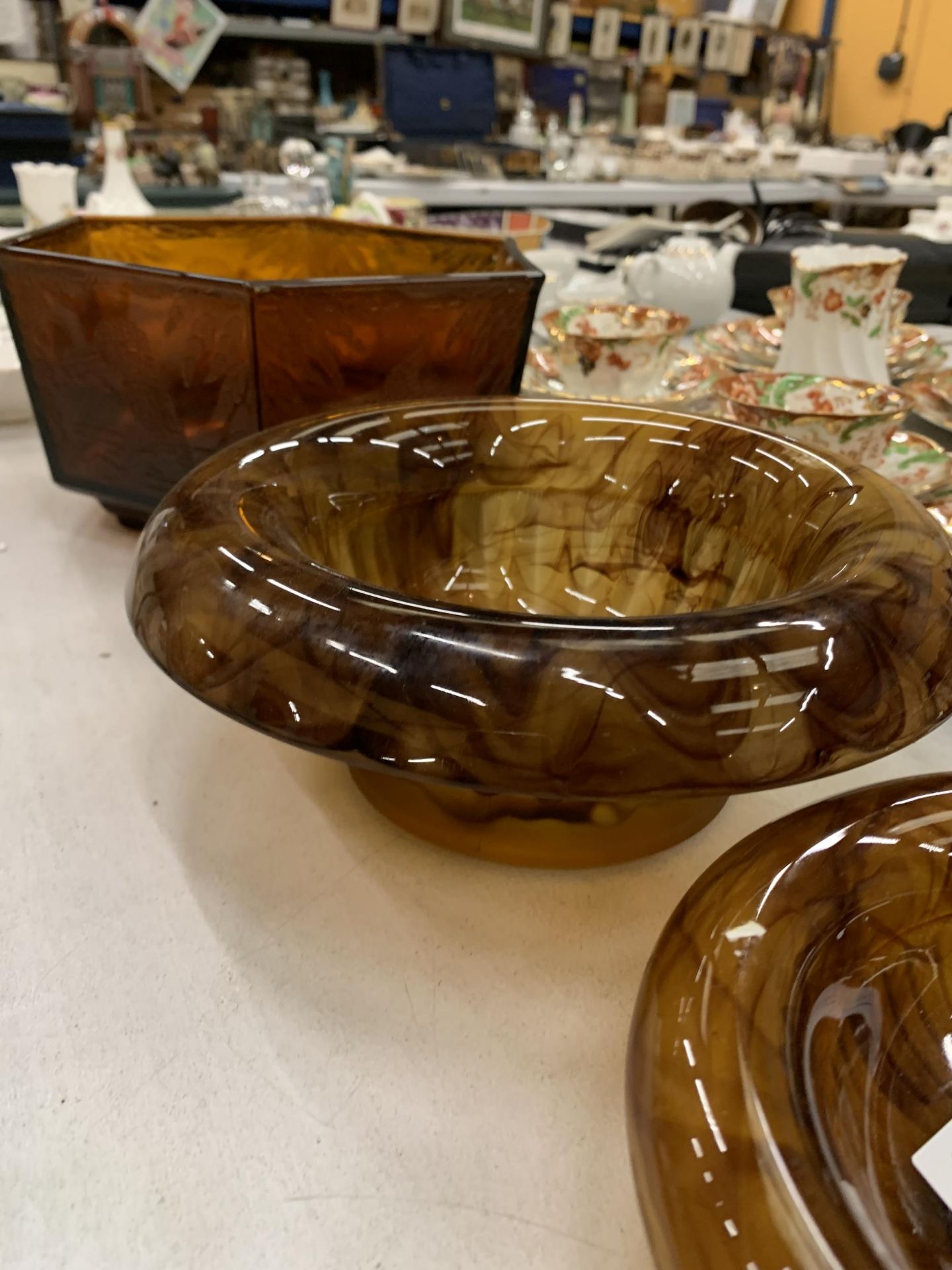 THREE AMBER CLOUD GLASSWARE BOWLS TO INCLUDE ONE WITH EMBOSSED KINGFISHERS - Image 2 of 4