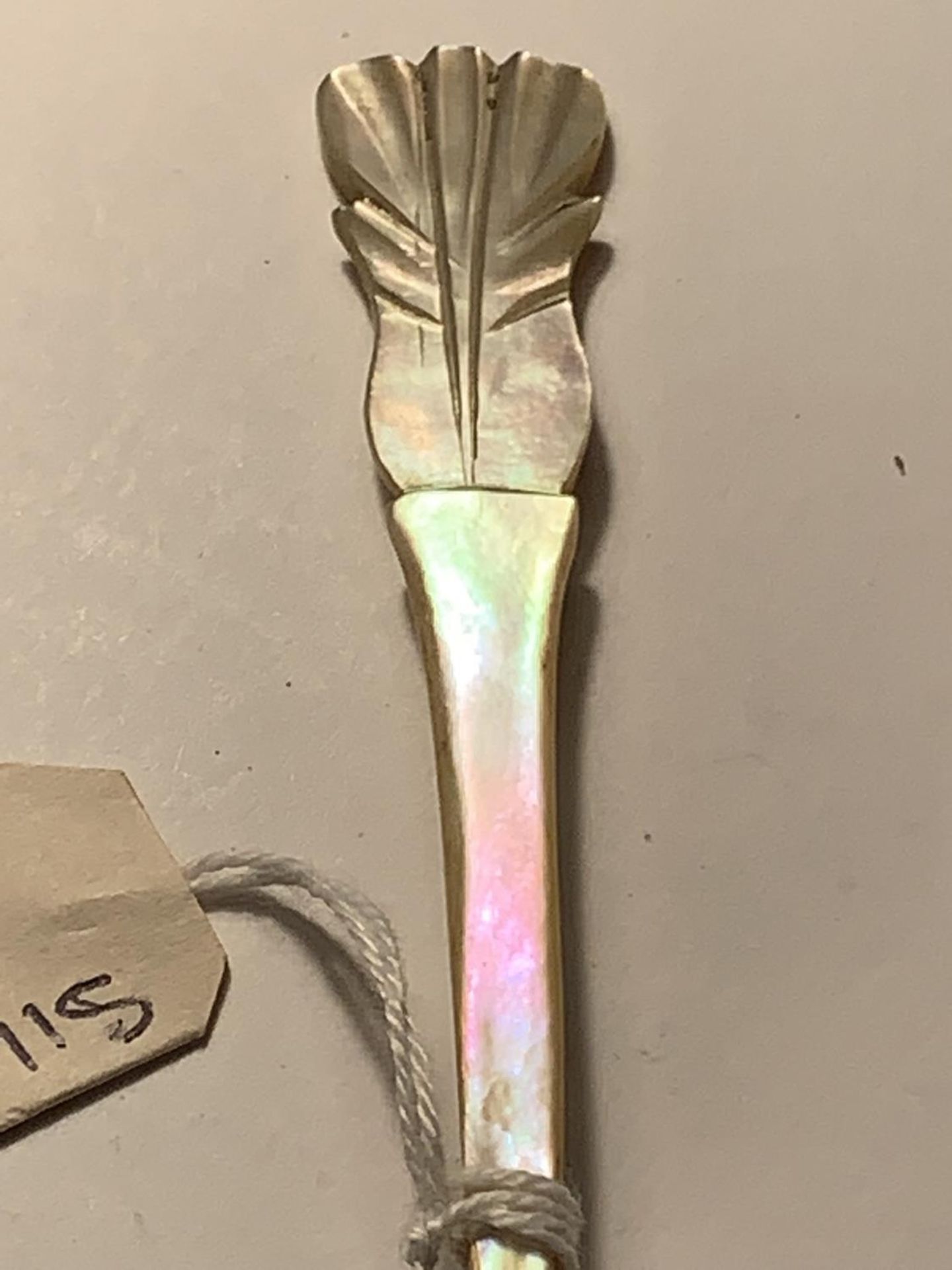 A HALLMARKED BIRMINGHAM SILVER 1842 TEA CADDY SPOON WITH MOTHER OF PEARL HANDLE - Image 3 of 3