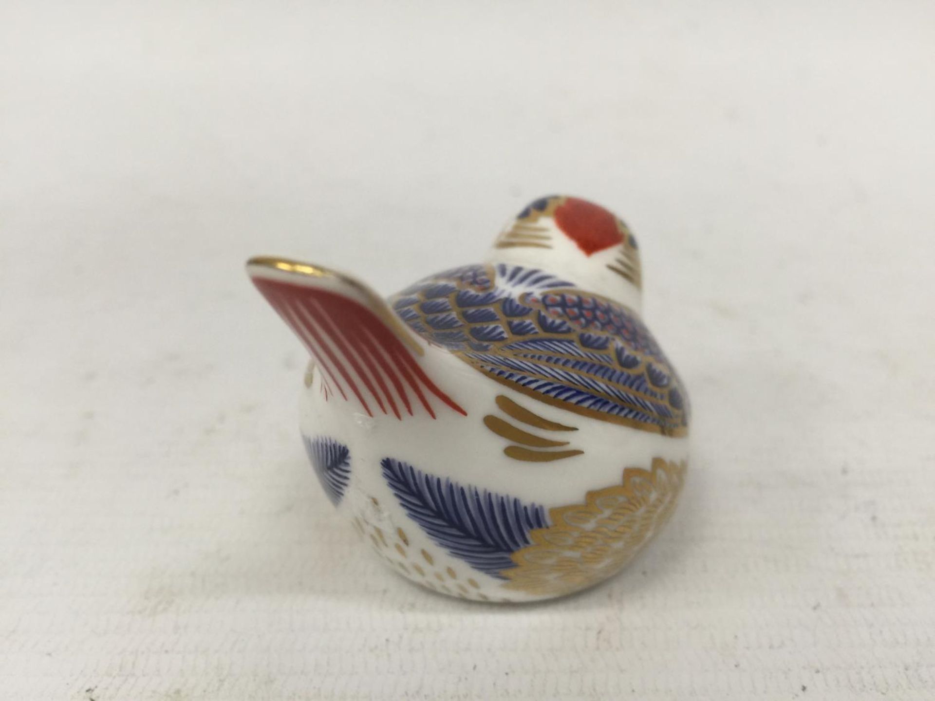 A ROYAL CROWN DERBY FIRECREST BIRD WITH GOLD STOPPER - Image 3 of 4