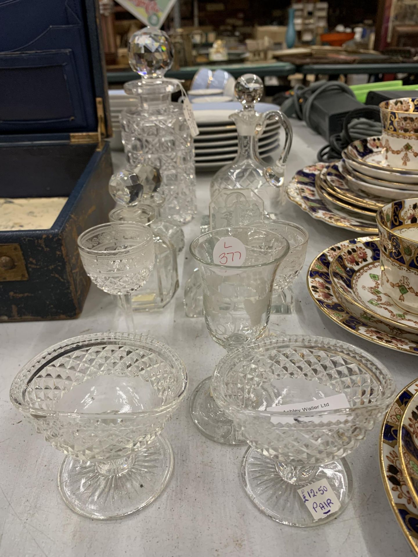 A COLLECTION OF 19TH CENTURY AND LATER GLASSWARE, CUT GLASS DECANTER, ETCHED GLASS ETC