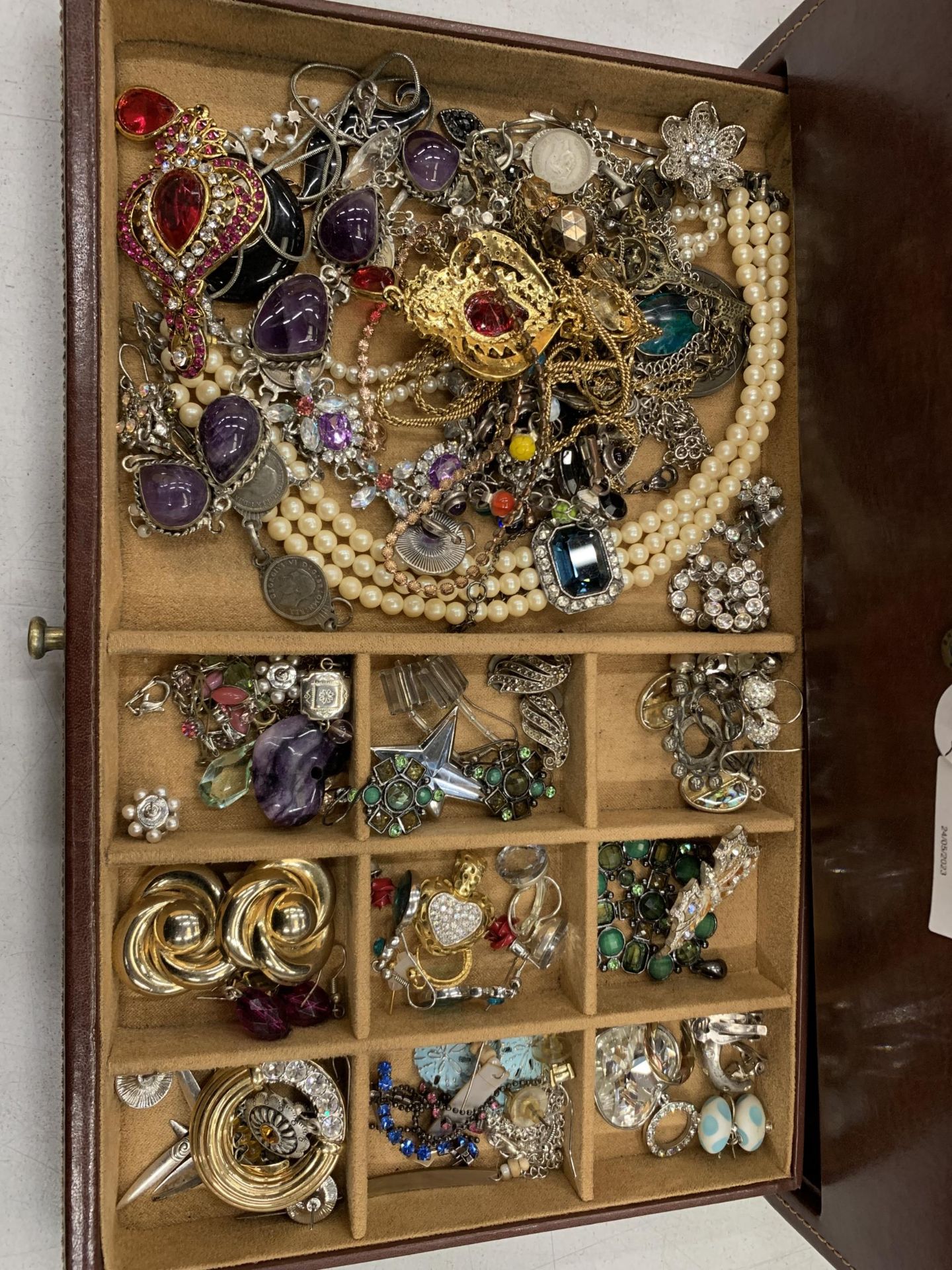 A JEWELLERY BOX CONTAINING ASSORTED COSTUME JEWELLERY - Image 2 of 4