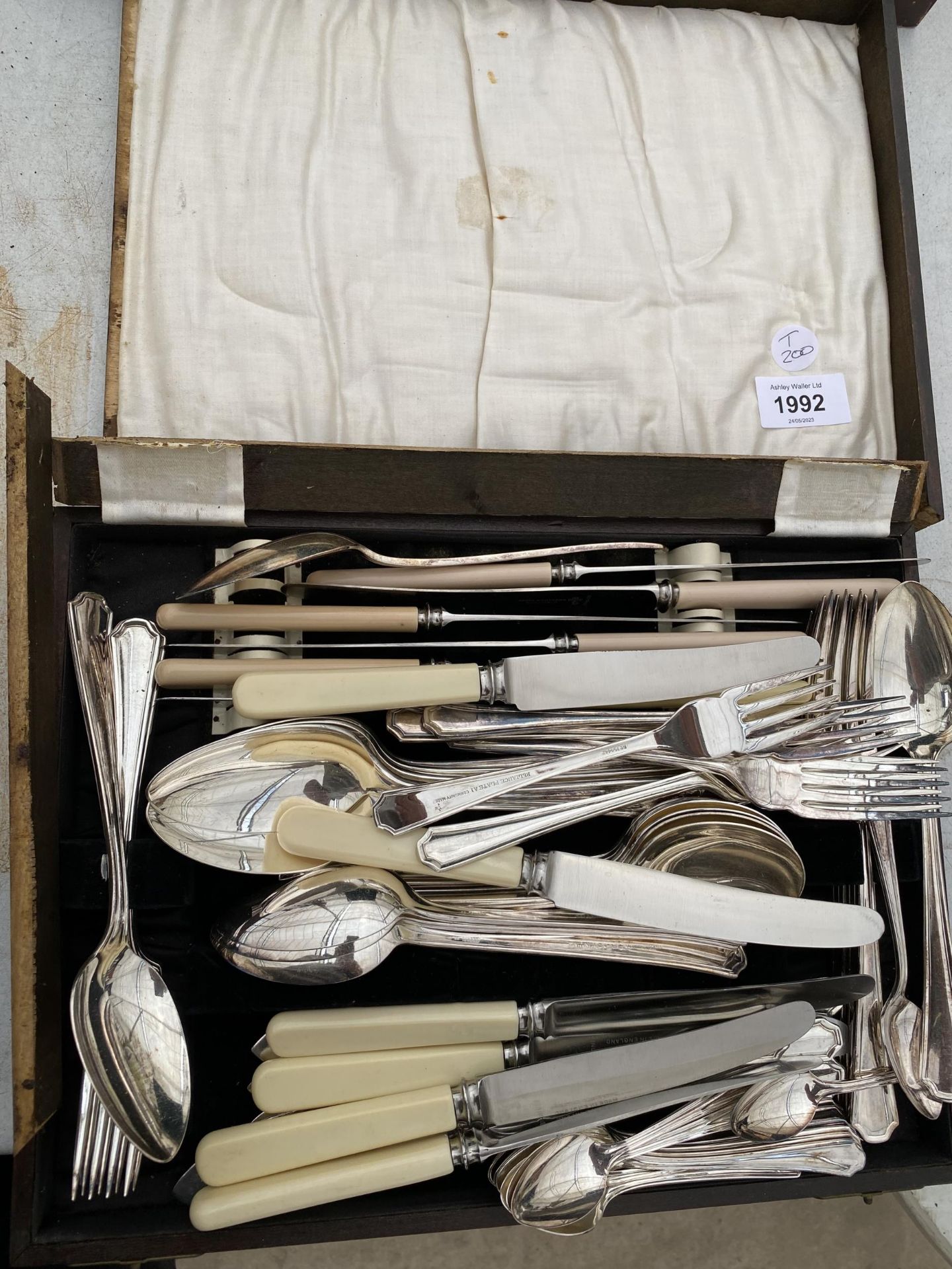 A SILVER PLATED CANTEEN OF CUTLERY AND FURTHER LOOSE CUTLERY - Image 4 of 4