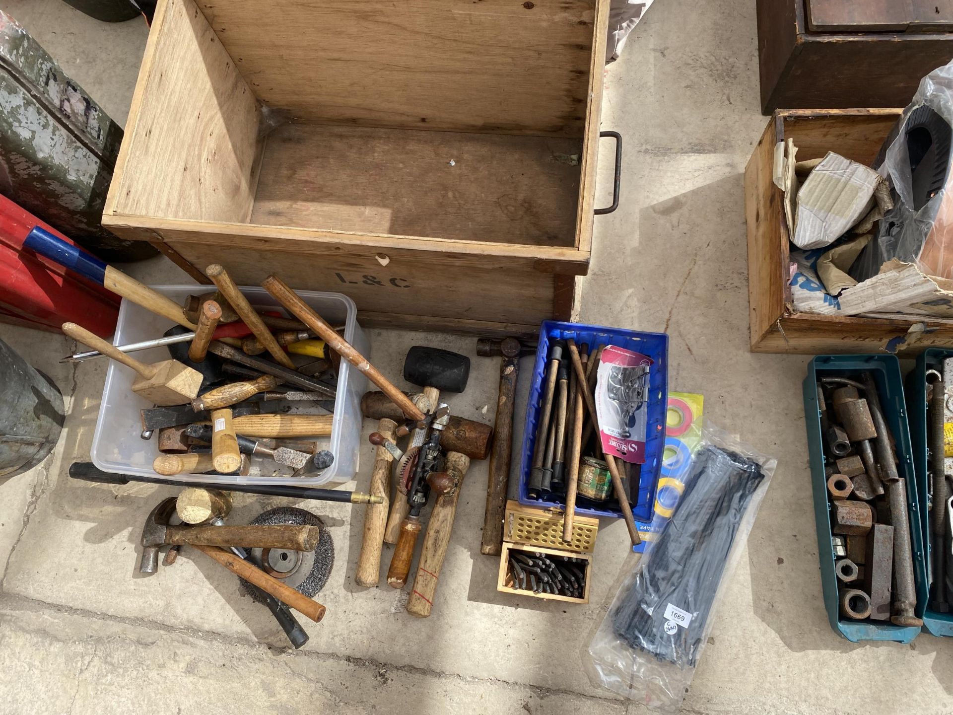 A WOODEN BOX OF ASSORTED VINTAGE HAND TOOLS, MALLETS ETC