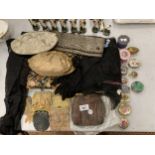 A MIXED GROUP OF VINTAGE PURSES, BAGS, TRINKET BOXES ETC