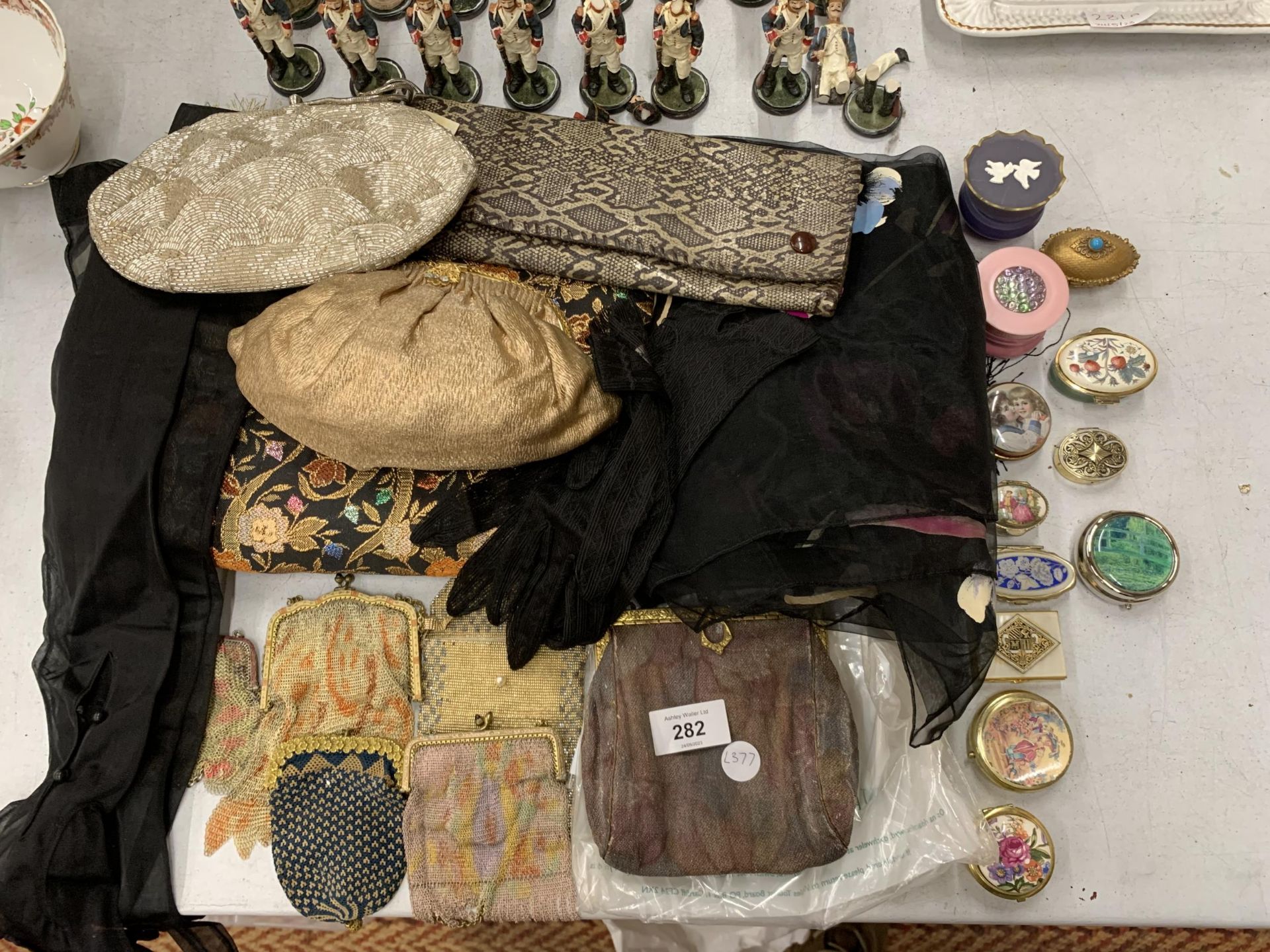 A MIXED GROUP OF VINTAGE PURSES, BAGS, TRINKET BOXES ETC