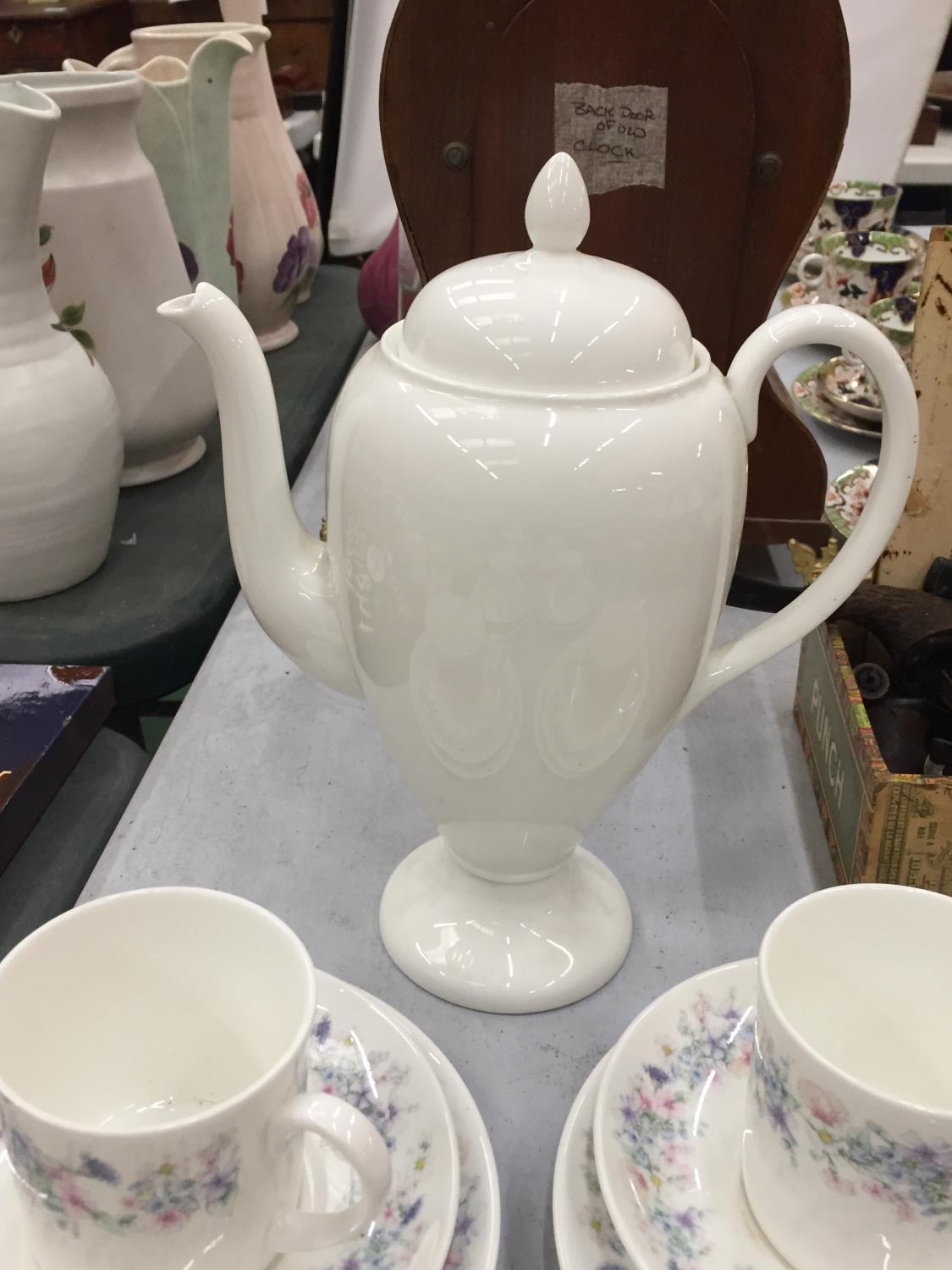 A WEDGWOOD 'ANGELA' COFFEE SET TO INCLUDE CUPS, SAUCERS, SIDE PLATES, A SUGAR BOWL, CREAM JUG PLUS A - Image 3 of 4