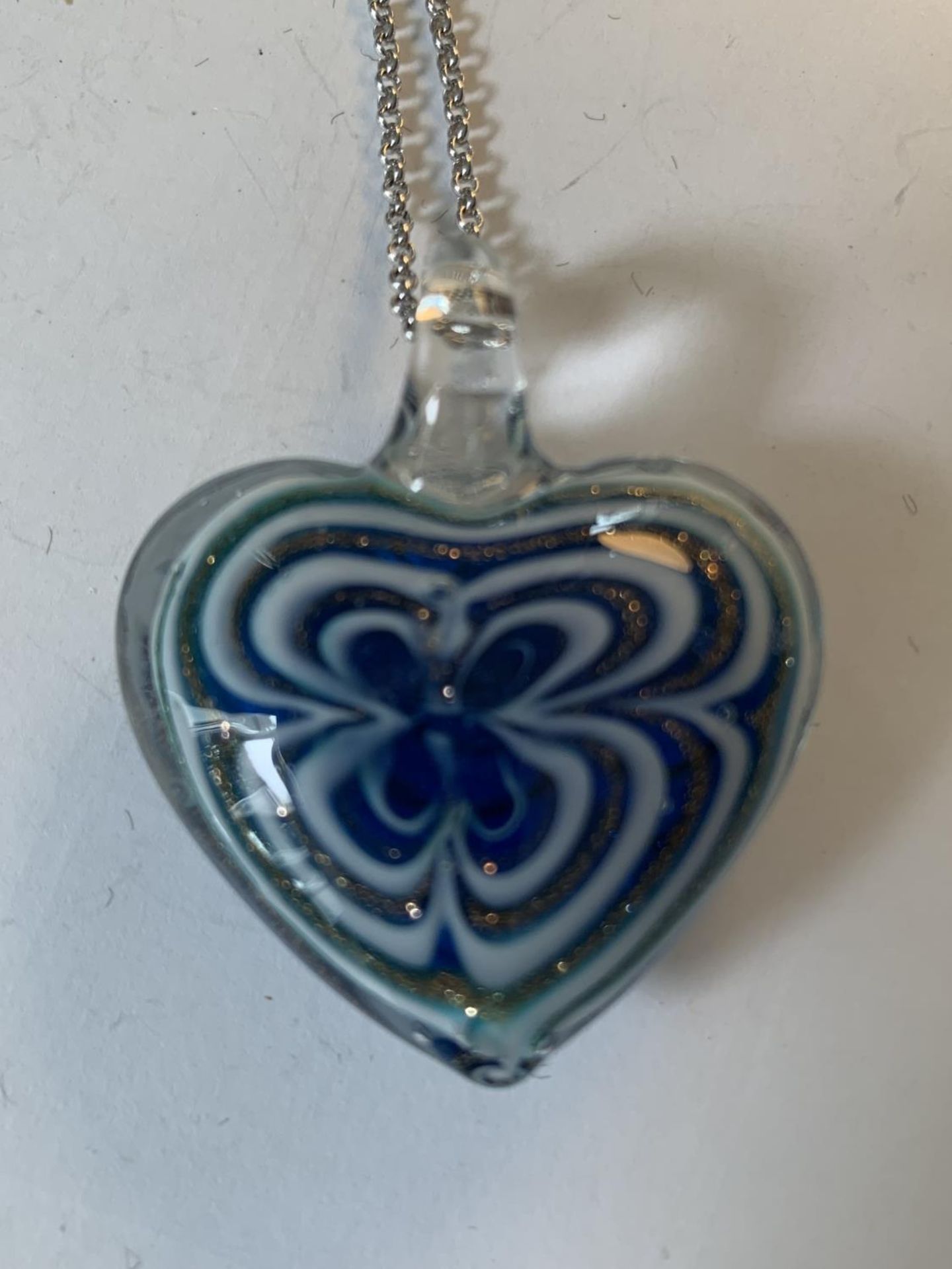 A MURANO GLASS HEART PENDANT ON A SILVER NECKLACE - Image 2 of 5