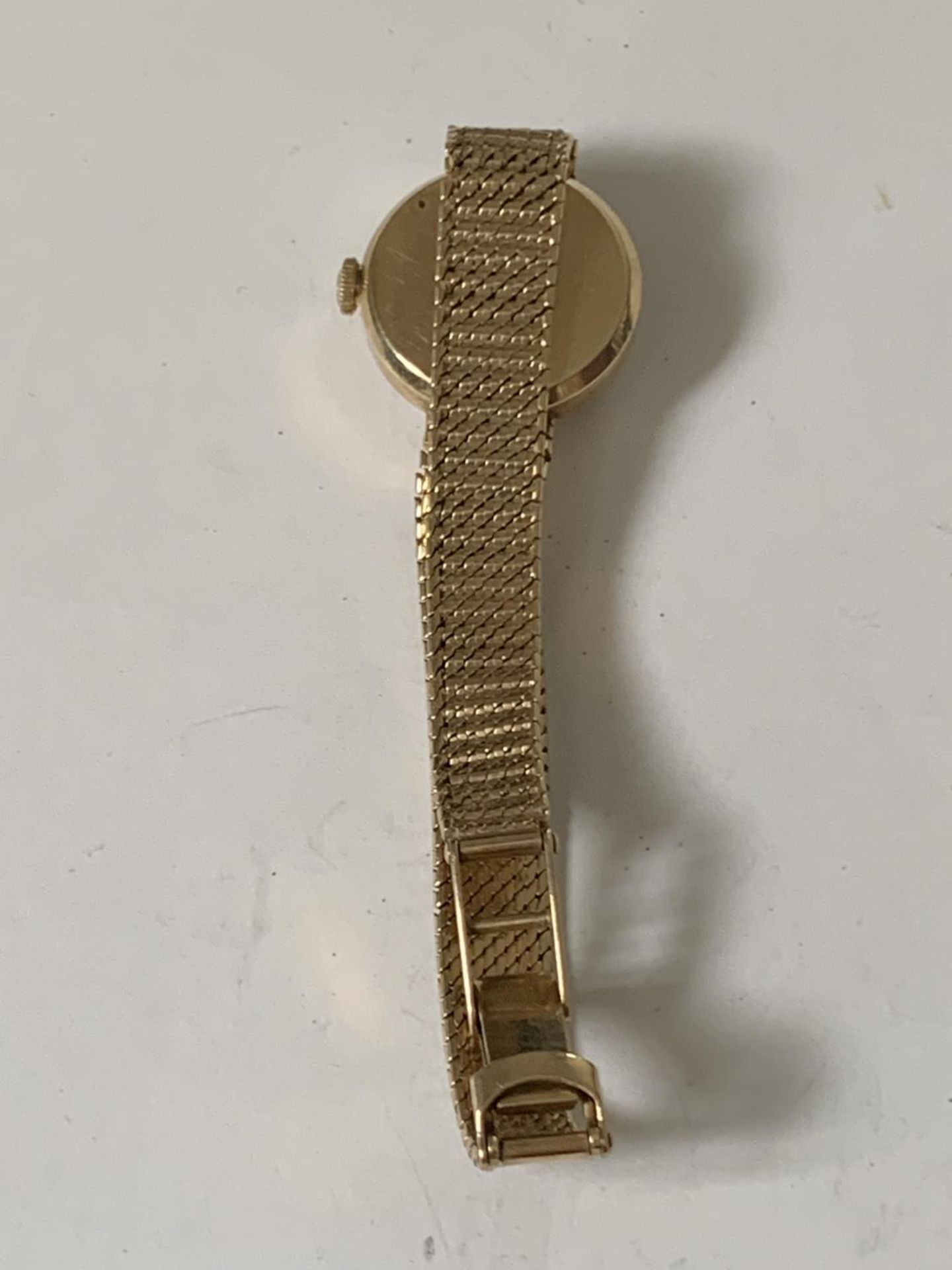 A LADIES VINTAGE 9 CARAT GOLD WRIST WATCH WITH 9 CARAT GOLD STRAP GROSS WEIGHT 16.86 GRAMS - Image 2 of 4