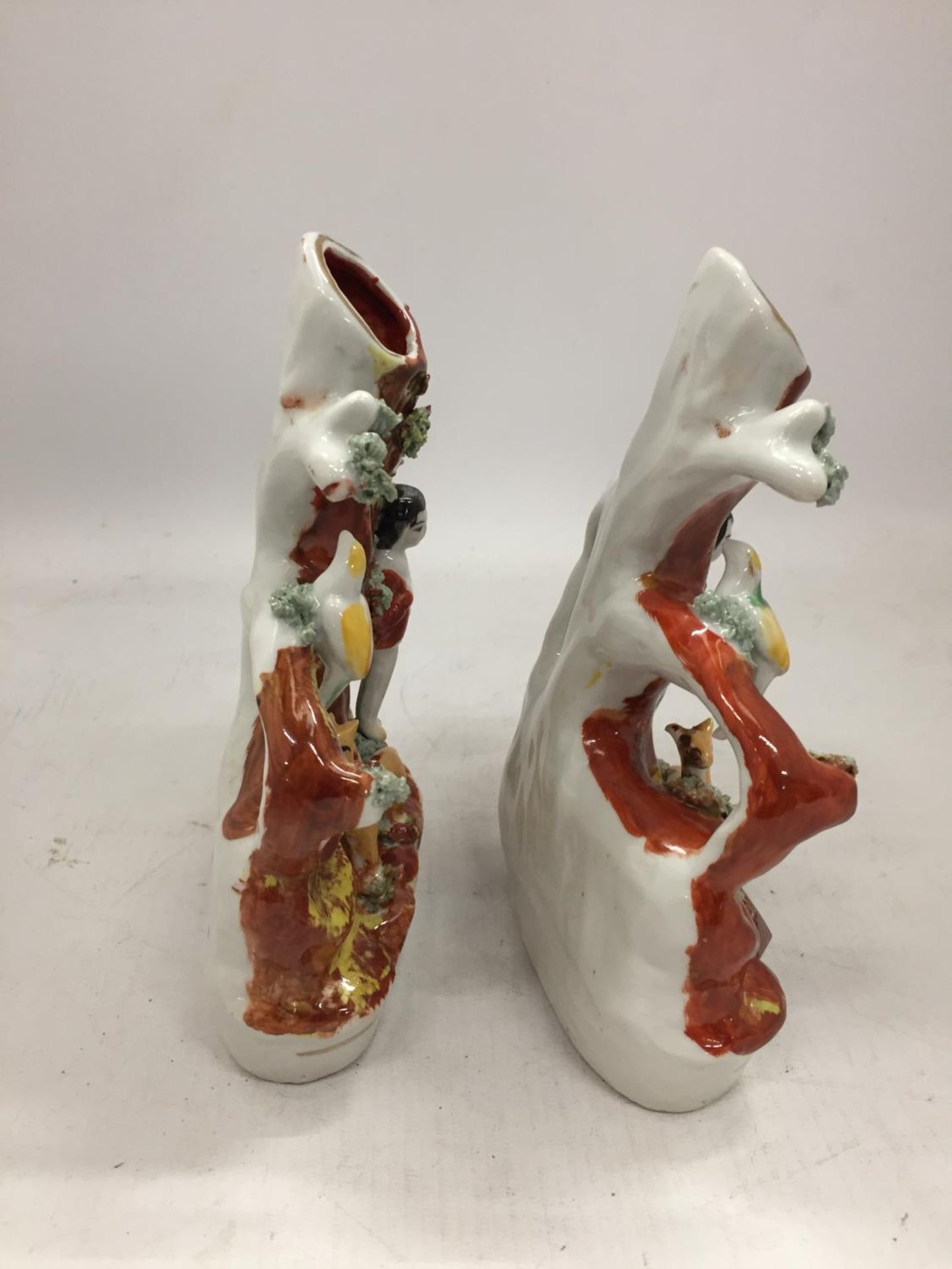 A PAIR OF VINTAGE STAFFORDSHIRE STYLE SPILL HOLDERS WITH FIGURE AND FAUNA DECORATION HEIGHT 17.5CM - Image 3 of 4