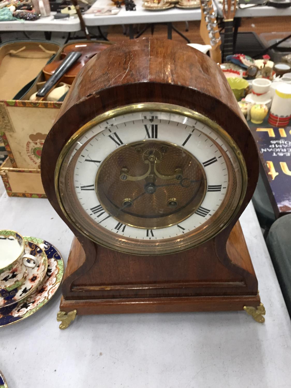 A LARGE VINTAGE MAHOGANY CASED MANTLE CLOCK WITH BRASS FEET HEIGHT 33CM