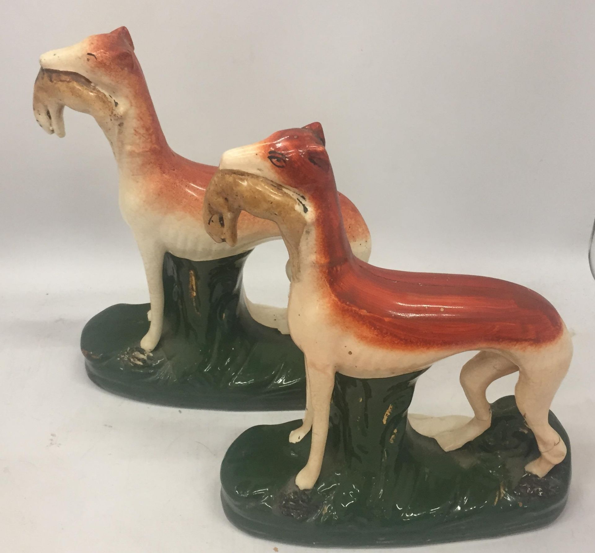 A PAIR OF STAFFORDSHIRE HUNTING DOGS, HEIGHT 28CM