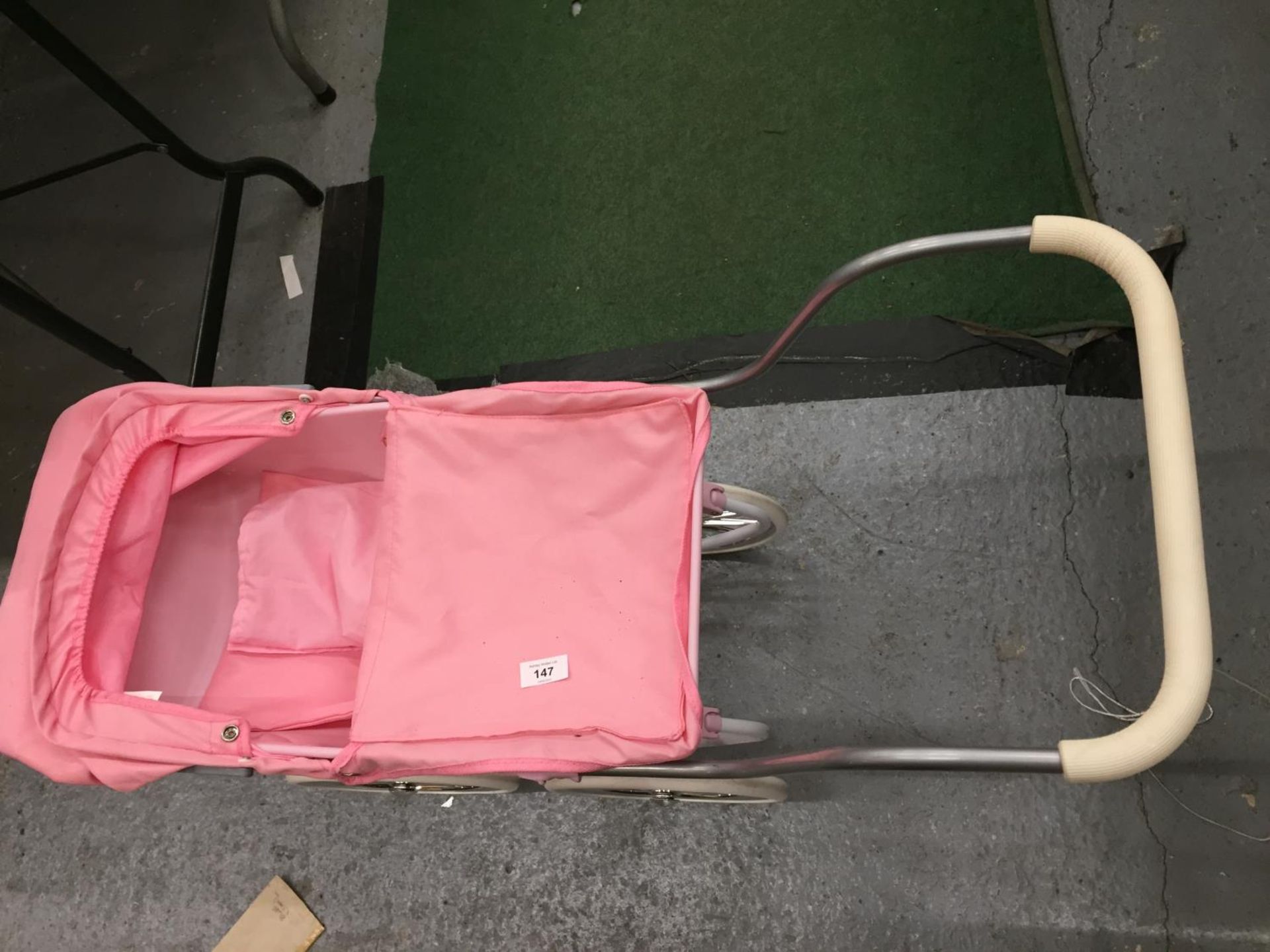 A BABY ROYALE PINK PRAM - Image 4 of 4