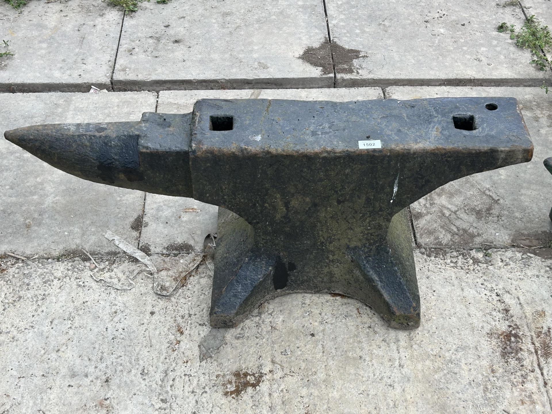 A LARGE VINTAGE CAST IRON BLACKSMITHS ANVIL (H:38CM L:94M)