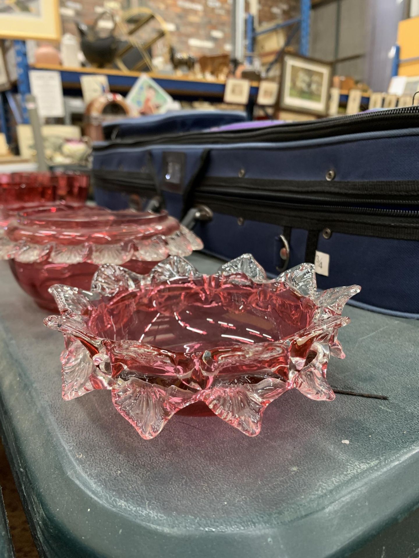 A COLLECTION OF VINTAGE CRANBERRY GLASS BOWLS - Image 4 of 4