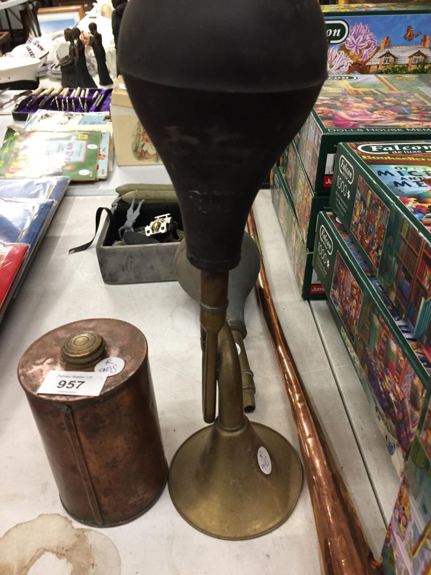 A VINTAGE COPPER COACHING HORN, TWO BRASS CAR HORNS PLUS A SMALL BOX OF SOLDIERS AND CARS - Image 8 of 8