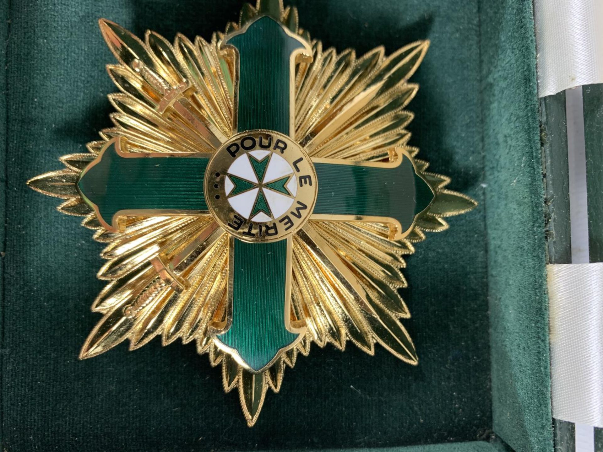 * A BOXED BREAST BADGE FOR A KNIGHT OF THE ORDER OF LAZARUS OF JERUSALEM, WHITE METAL NECK CHAIN AND - Image 4 of 8