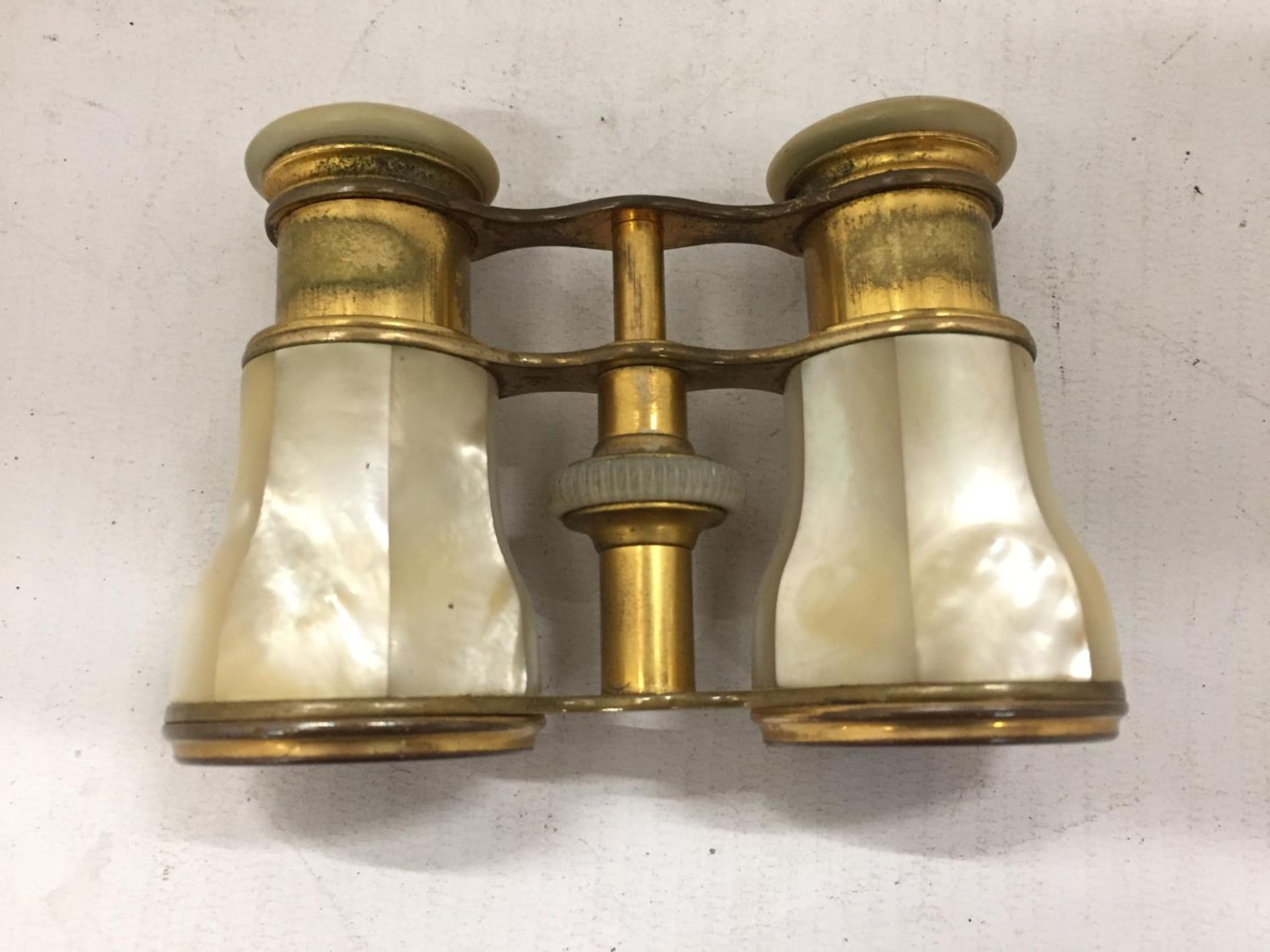 A PAIR OF MOTHER OF PEARL OPERA GLASSES - Image 2 of 3