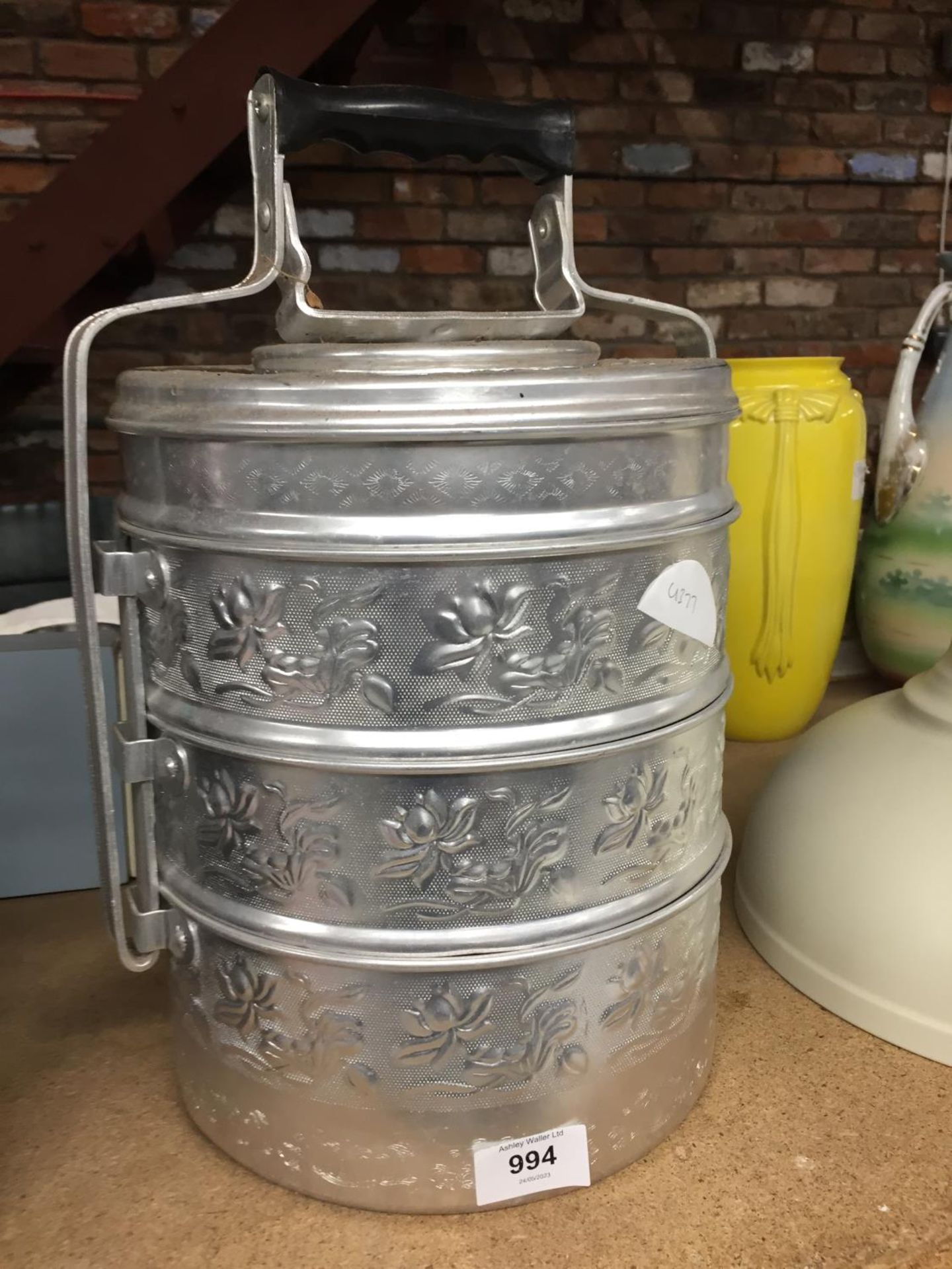 A WHITE METAL LIDDED CONTAINER WITH HANDLE HEIGHT 27CM