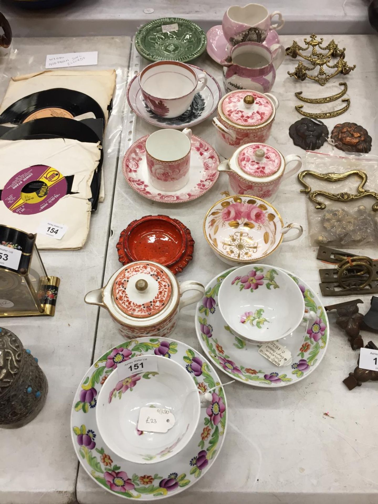 A QUANTITY OF ANTIQUE AND VINTAGE CHINA CUPS AND SAUCERS TO INCLUDE WEDGWOOD JUGS, SUGAR BOWL, CUP