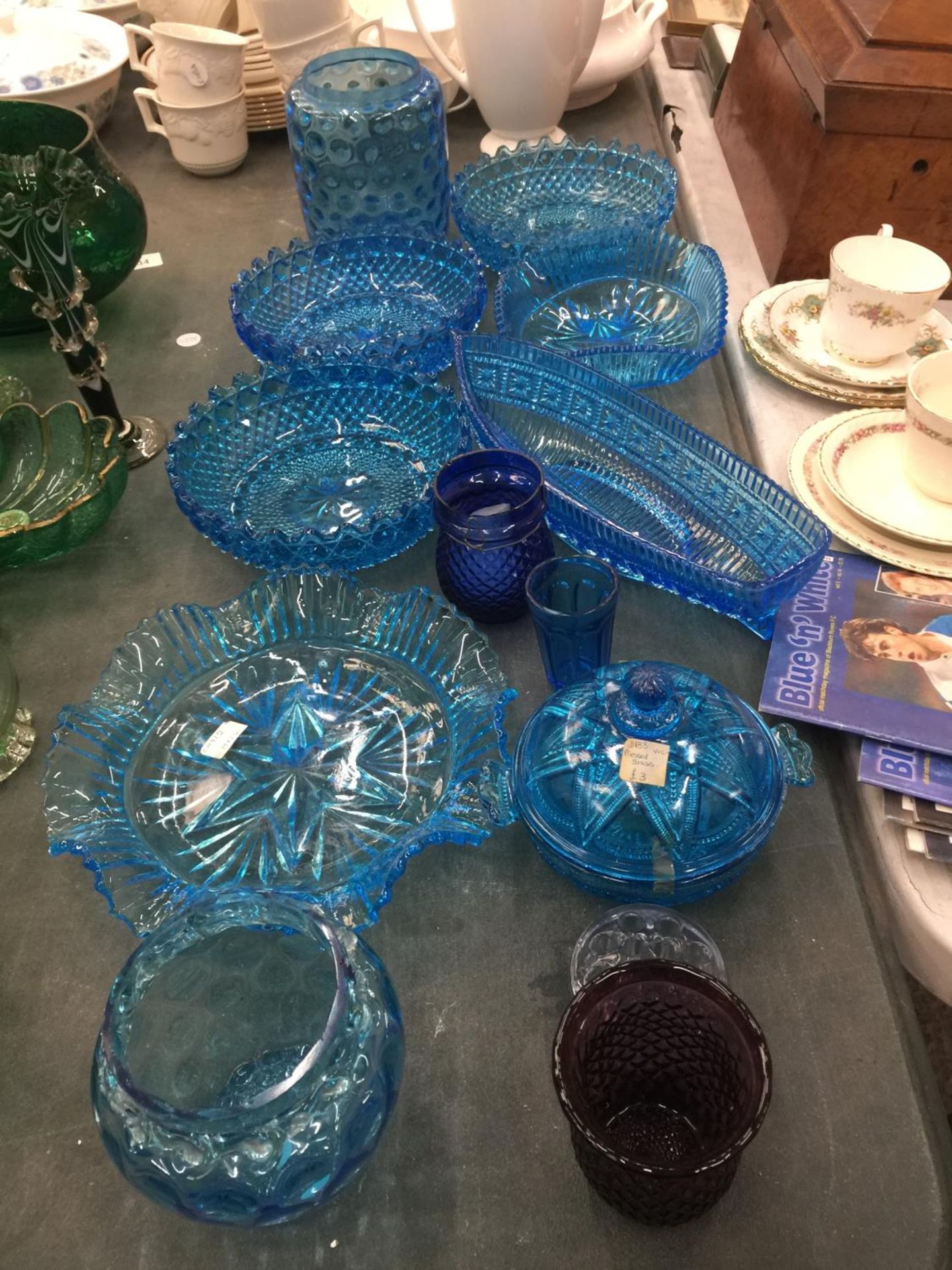 A QUANTITY OF BLUE COLOURED GLASSWARE TO INCLUDE BOWLS, VASES, ETC