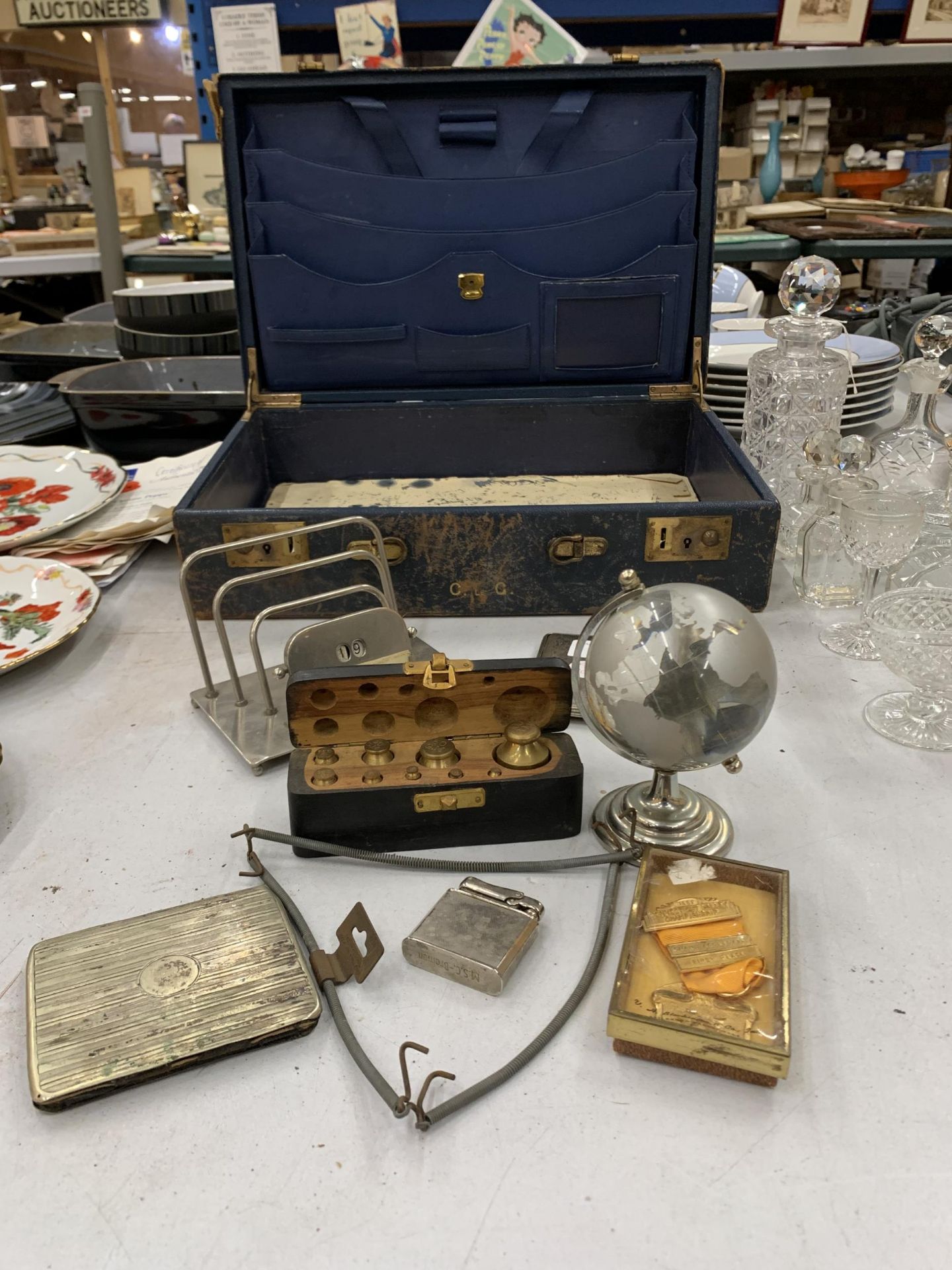 A MIXED LOT TO INCLUDE BRASS WEIGHTS IN BOX, SMALL GLOBE ETC