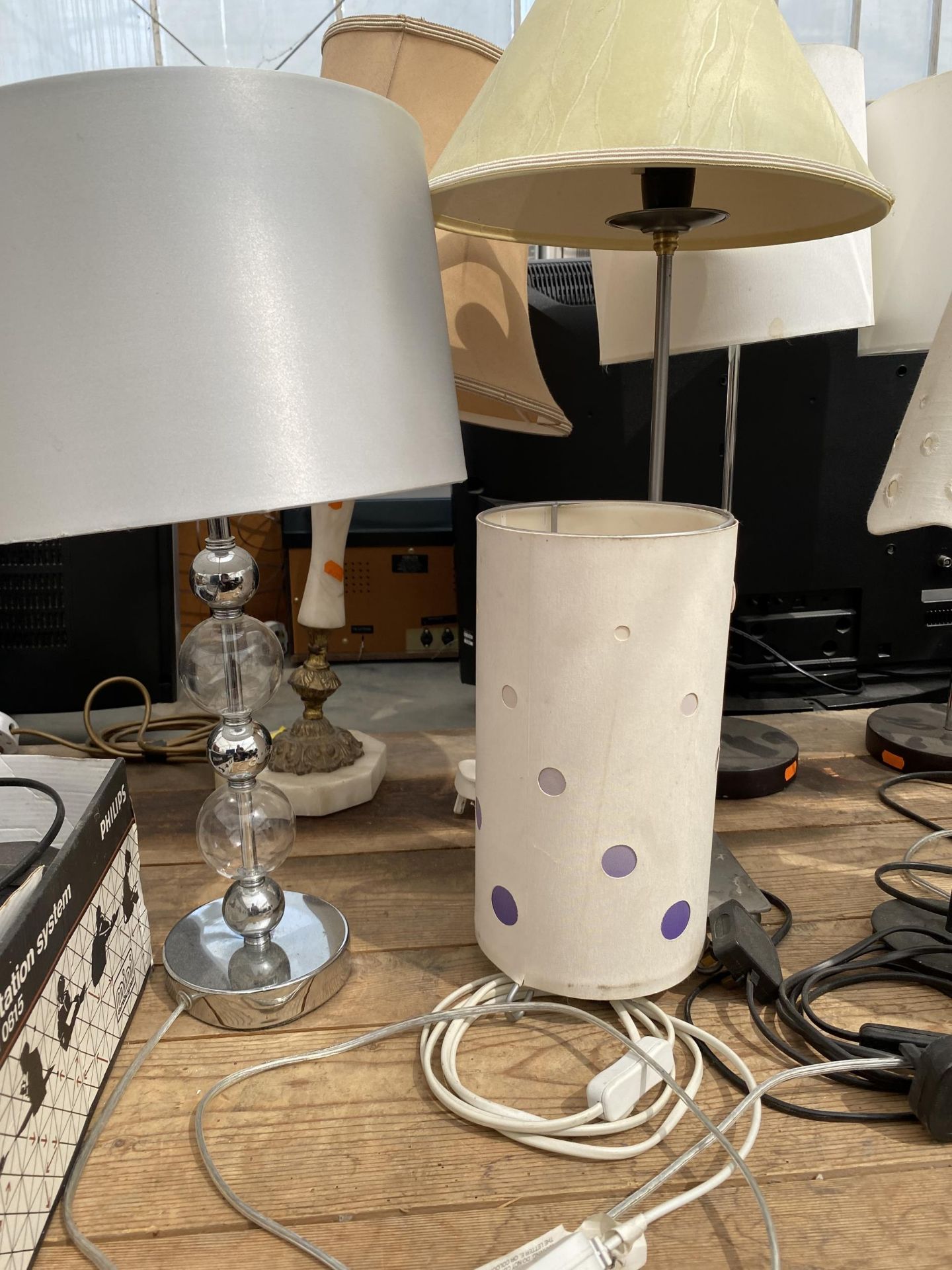 AN ASSORTMENT OF TABLE LAMPS AND SHADES - Image 2 of 3