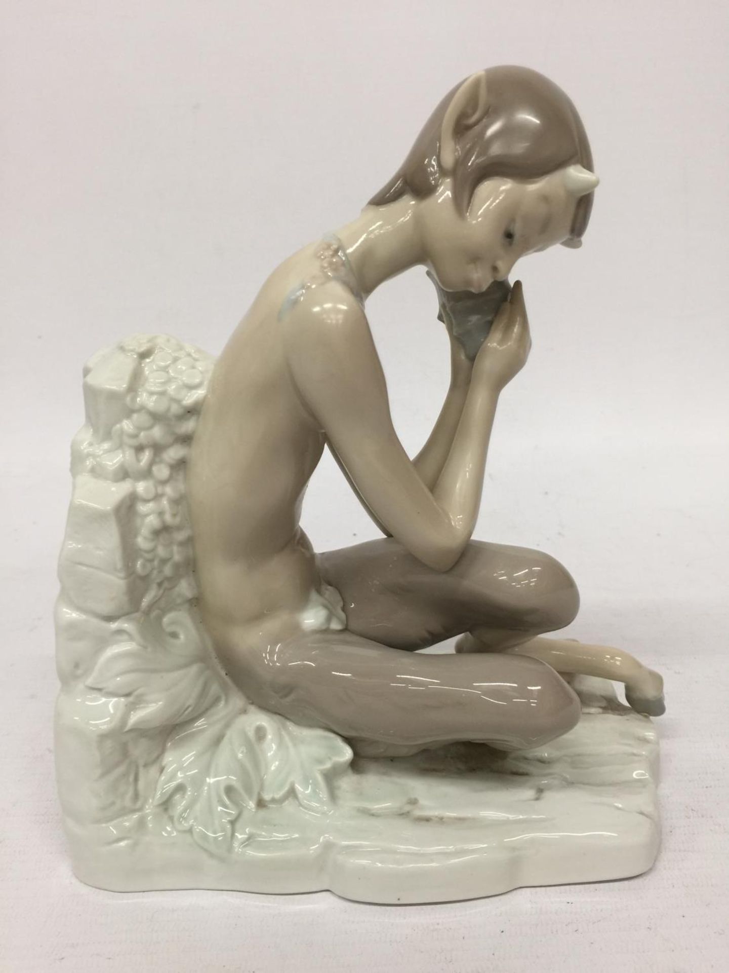 A LLADRO "SATYR WITH SNAIL" FIGURINE - 22 CM (H) 17 CM (W) - RETIRED - Image 2 of 6