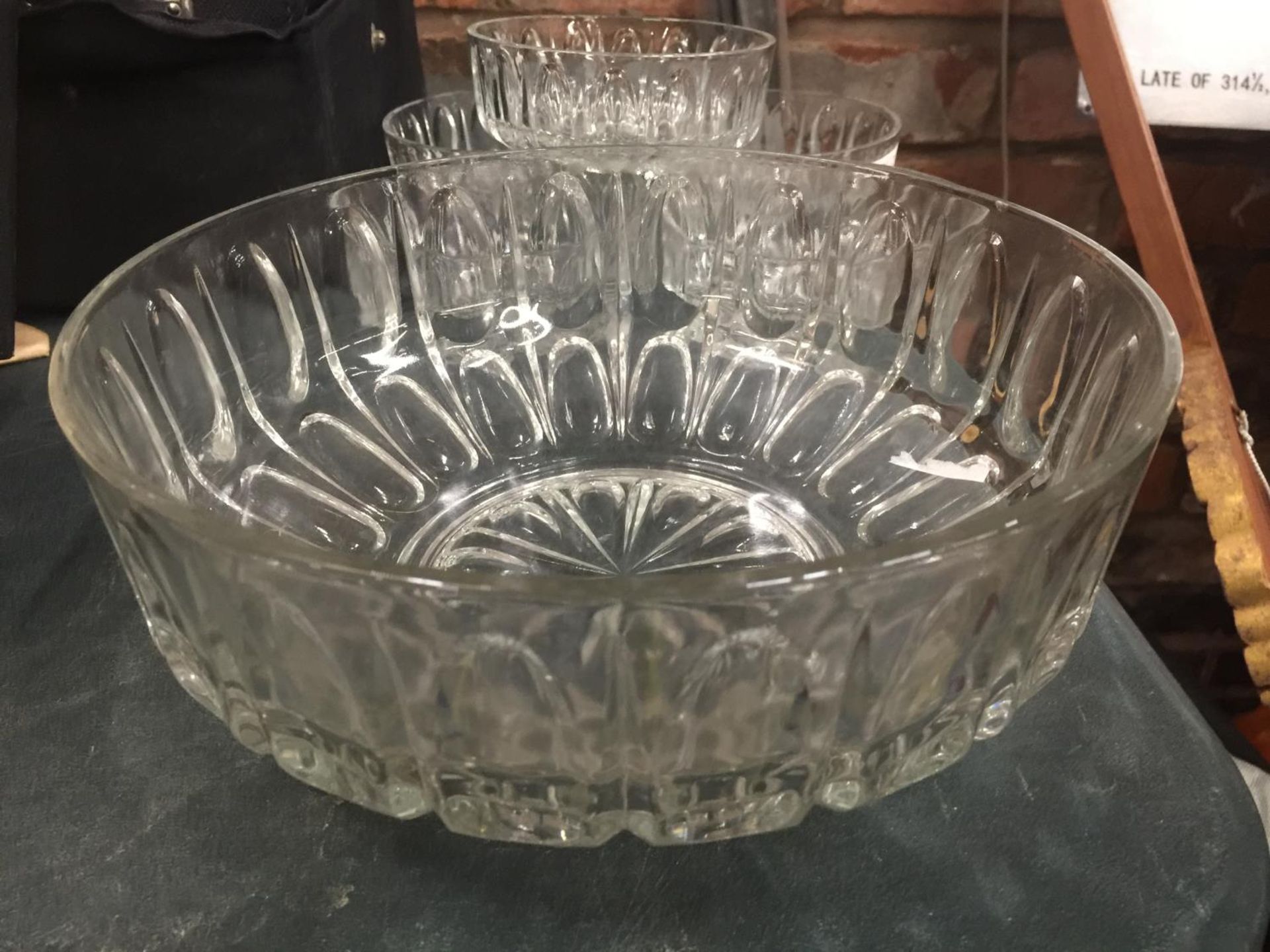 A LARGE GLASS FRUIT BOWL PLUS FIVE DESSERT BOWLS - Image 2 of 2