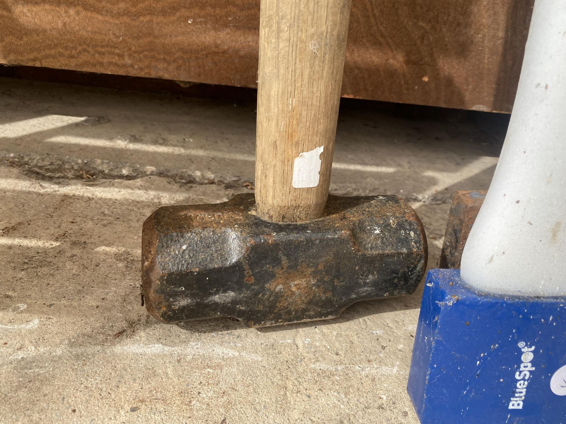 THREE VINTAGE HAND TOOLS - 2 X AXES AND A SLEDGEHAMMER - Image 4 of 5