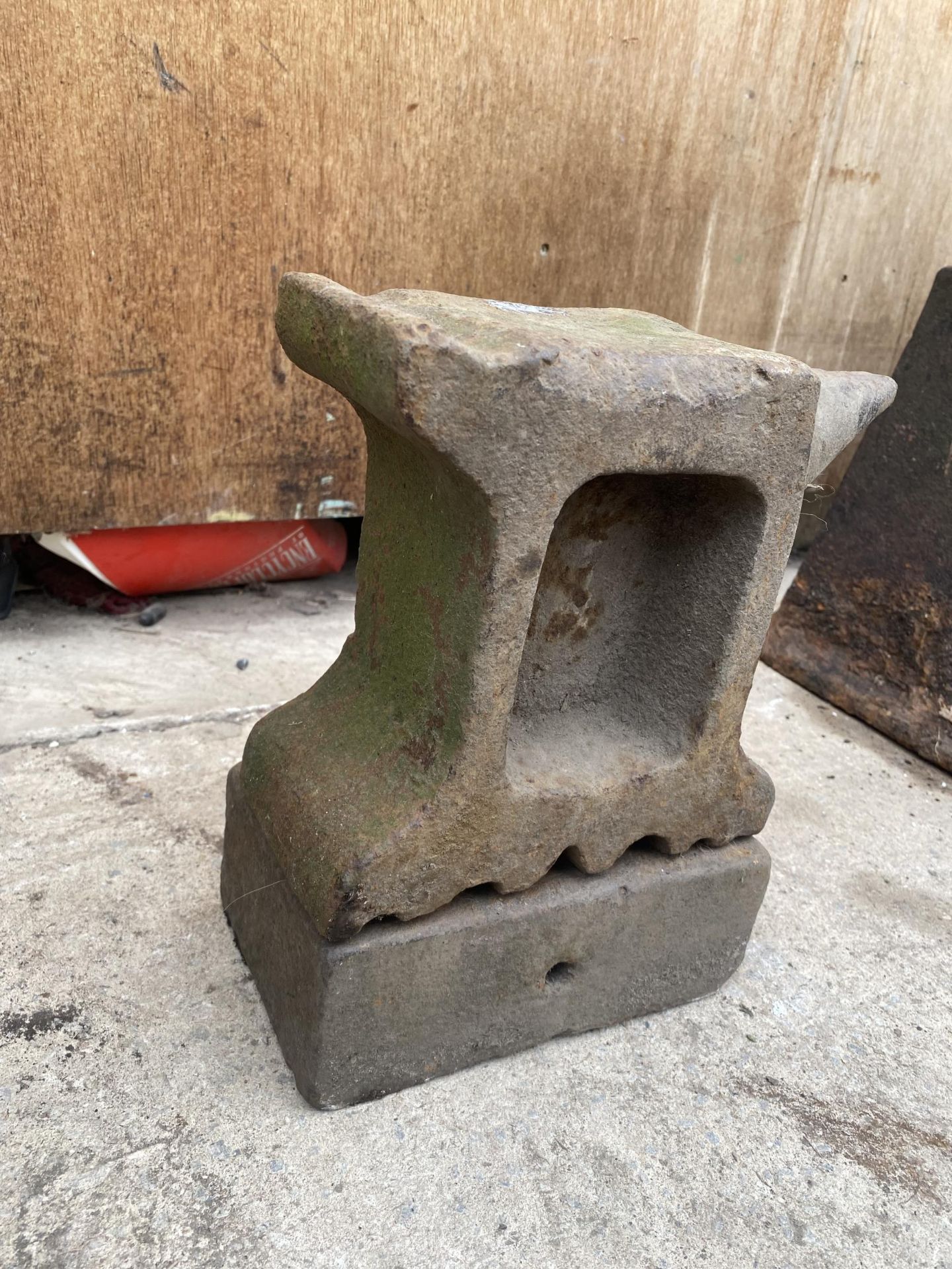 A SMALL VINTAGE CAST IRON DOUBLE SIDED BLACKSMITHS ANVIL WITH CAST IRON BASE STAND(H:25CM L:28CM) - Image 3 of 3