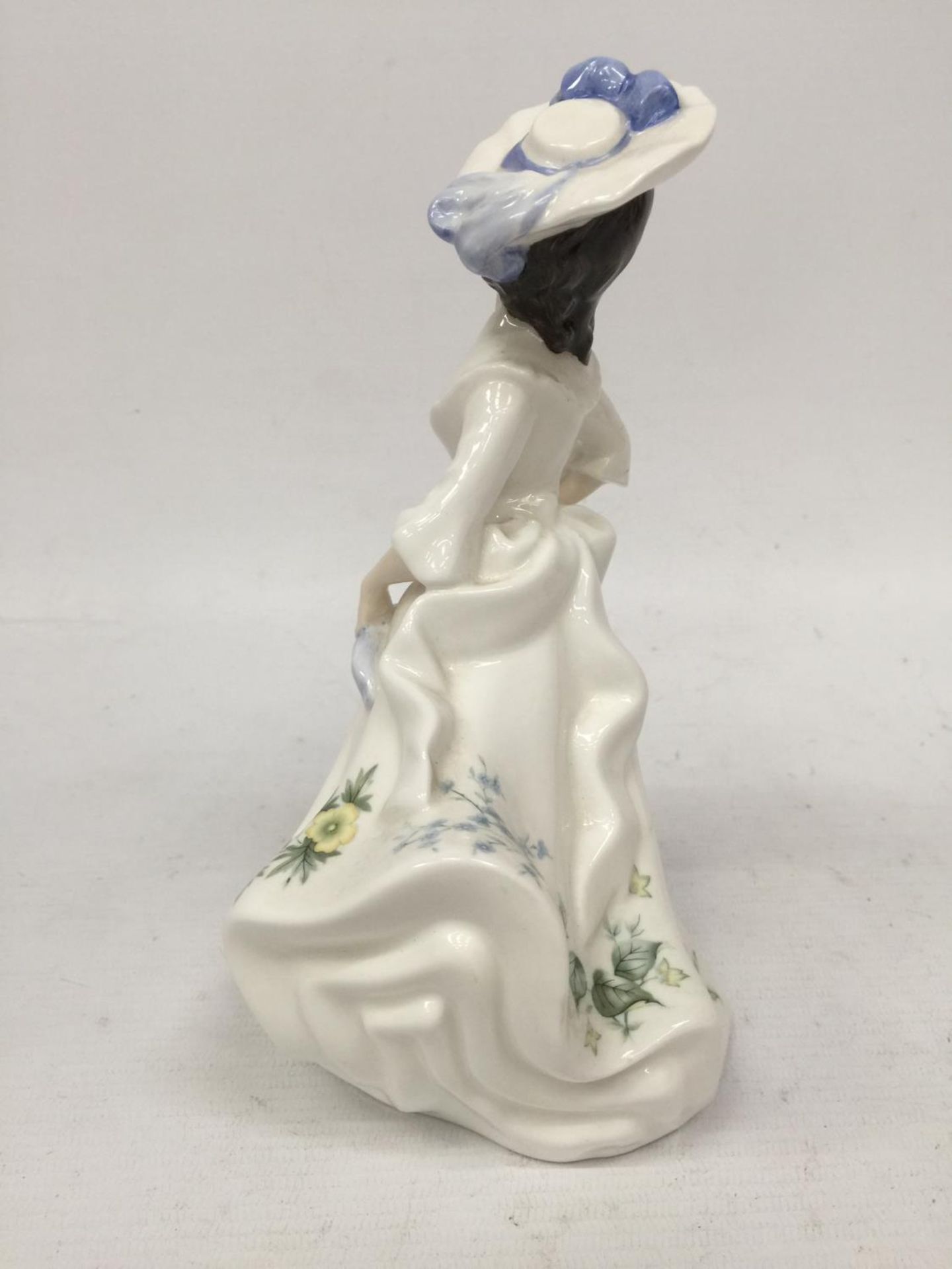 A ROYAL DOULTON FIGURINE "ADELE" - 21 CM (SECONDS) A/F - Image 4 of 4