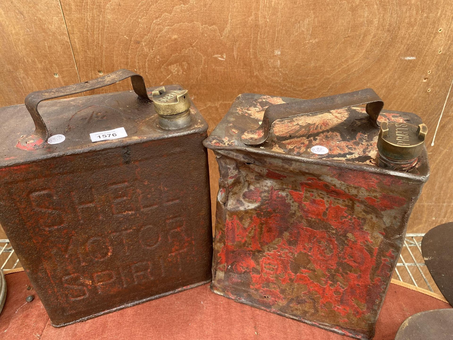 TWO VINTAGE FUEL CANS TO INCLUDE SHELL AND PRATTS BOTH WITH BRASS CAPS - Image 4 of 4