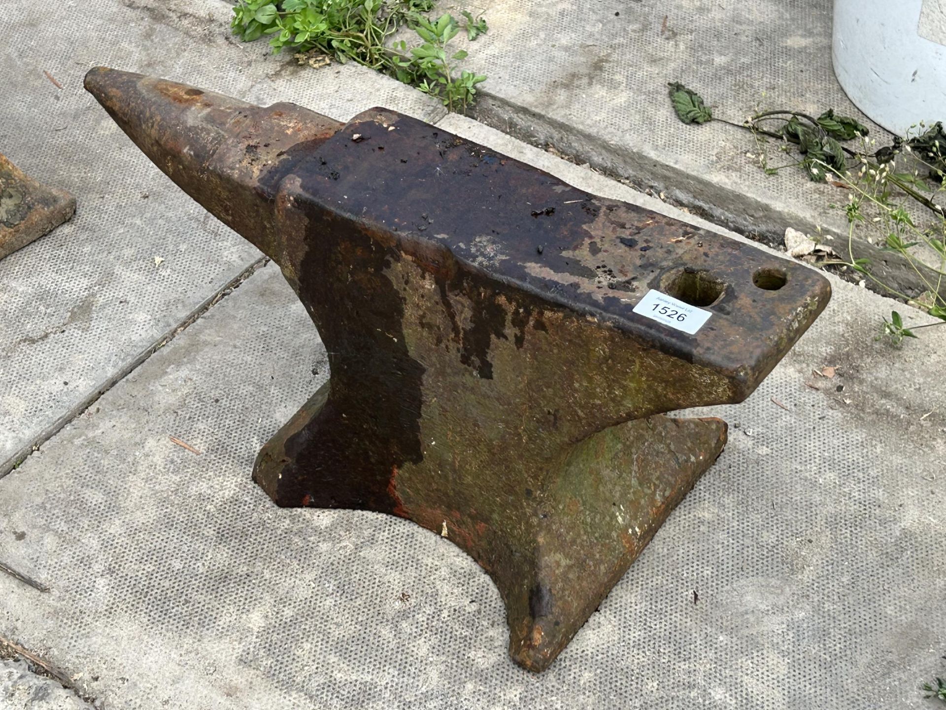 A SMALL VINTAGE CAST IRON BLACKSMITHS ANVIL (H:23CM L:51CM) - Image 2 of 4