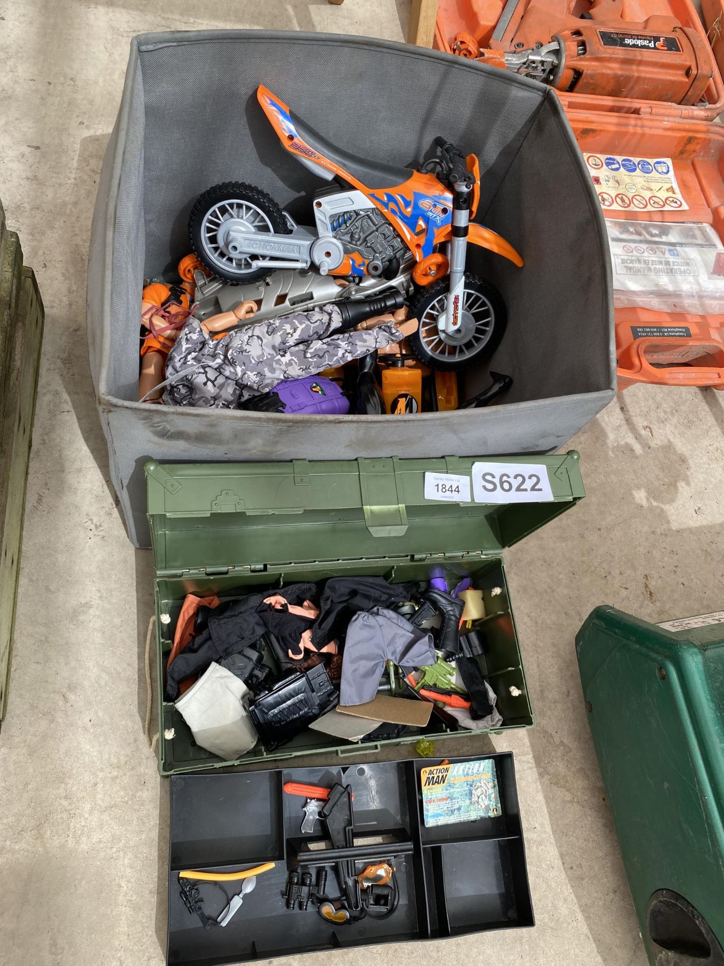 A MIXED LOT OF ACTION MAN AND FURTHER TOYS, ACCESSORIES ETC