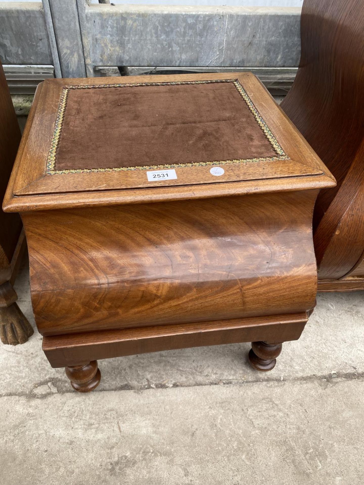A VICTORIAN MAHOGANY COMMODE WITH CHAMBER POT