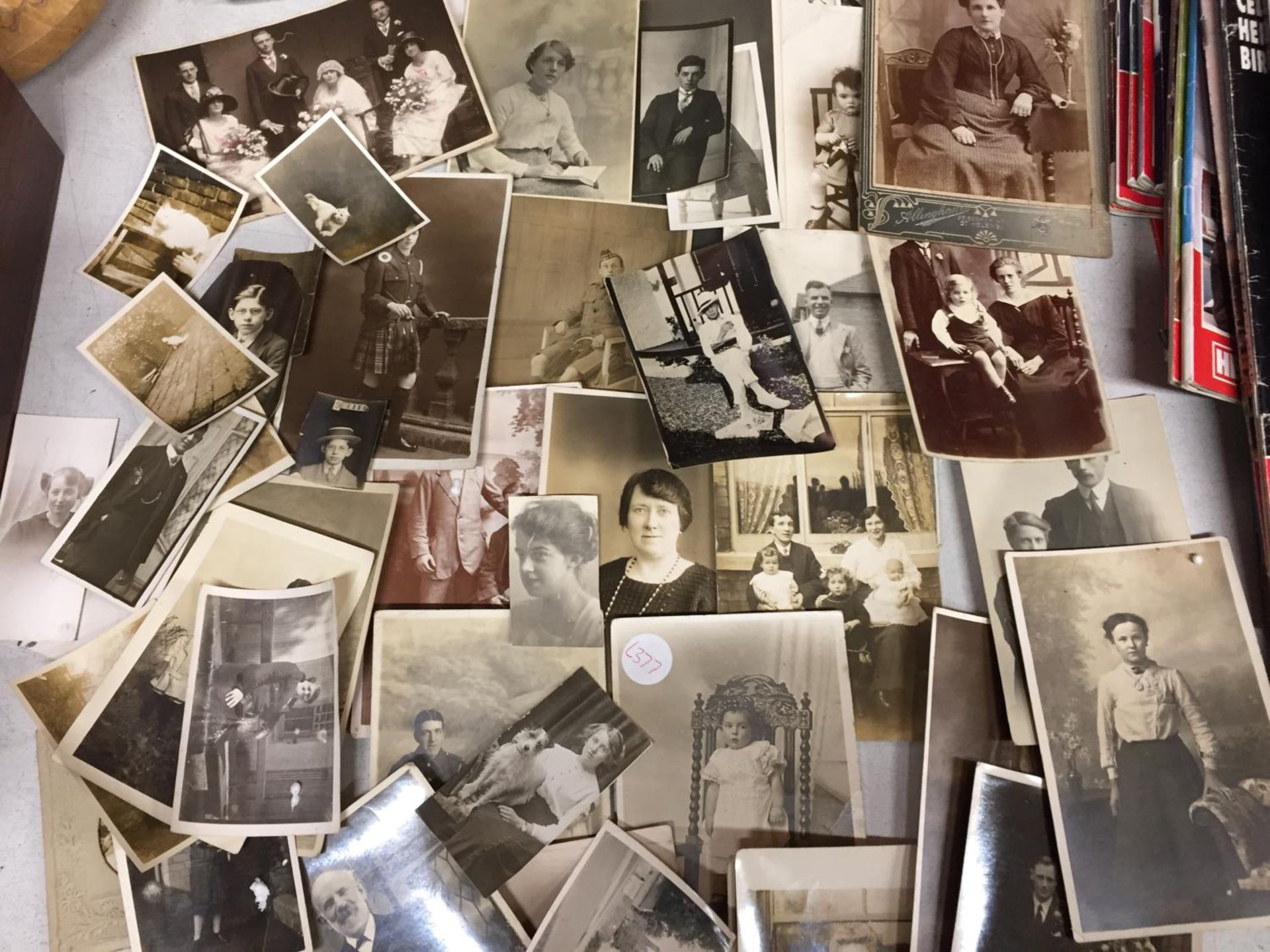 A COLLECTION OF VINTAGE FAMILY PHOTOGRAPHS - Image 3 of 4