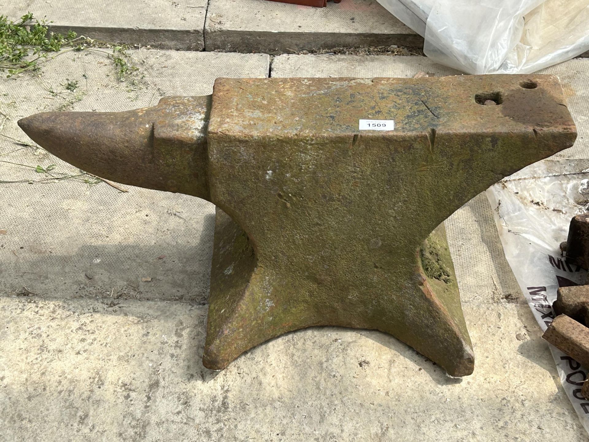 A VINTAGE CAST IRON BLACKSMITHS ANVIL (H:27CM L:63CM)