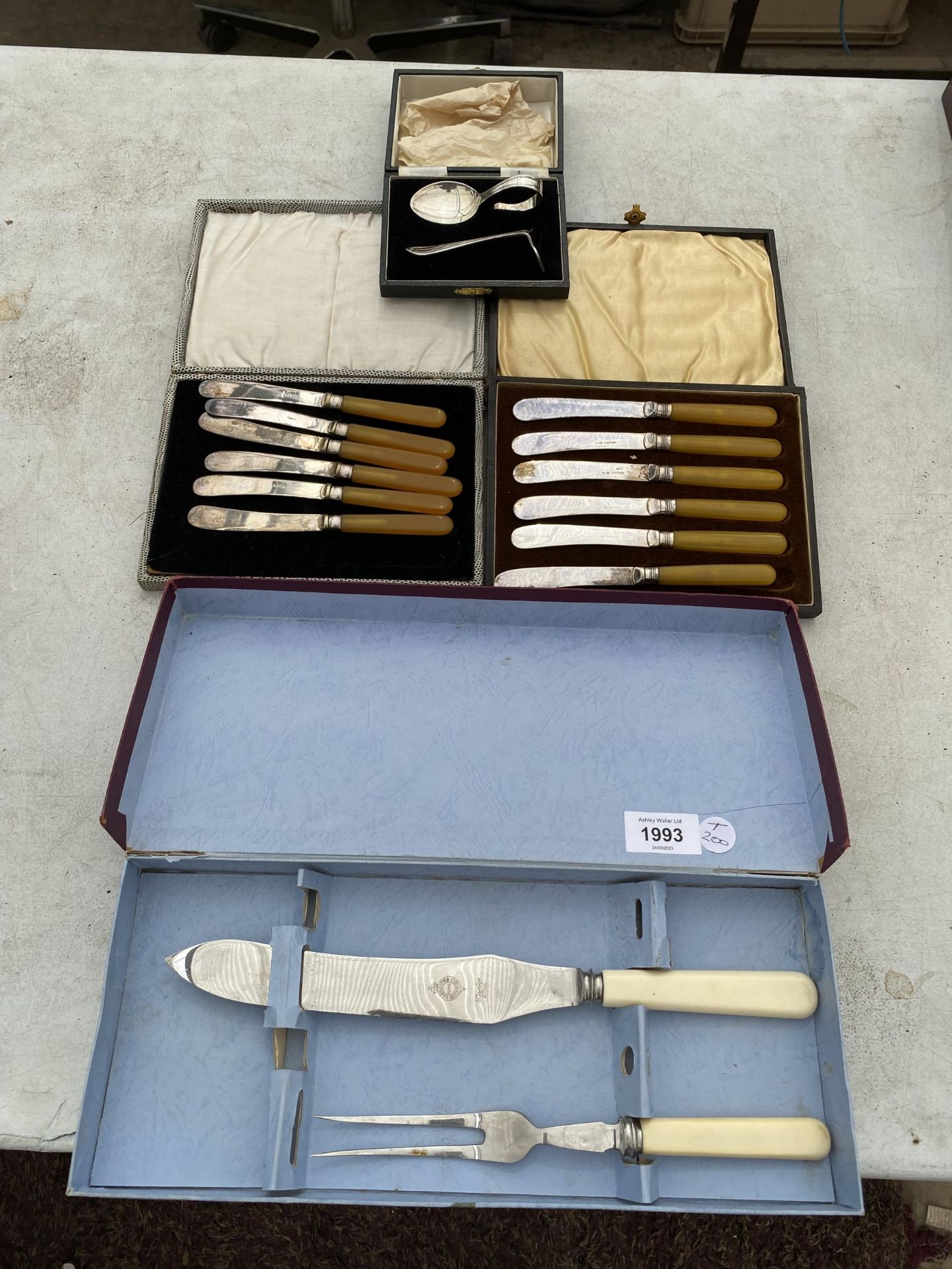 FOUR SILVER PLATED CASED ITEMS, BUTTER KNIVES ETC