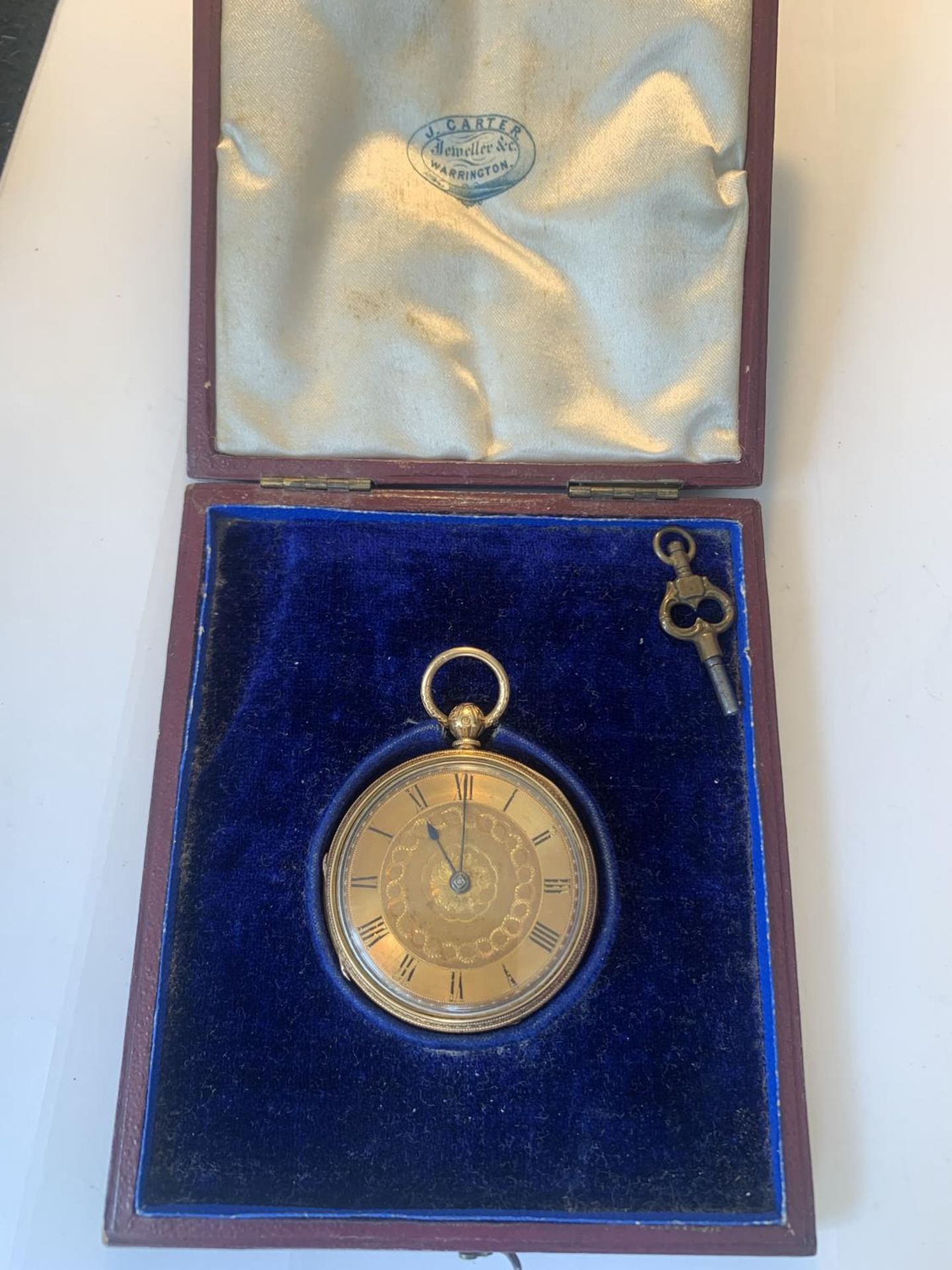 A VINTAGE 18 CARAT GOLD POCKET WATCH WITH DECORATIVE FACE AND ROMAN NUMERALS, KEY AND ORIGINAL BOX
