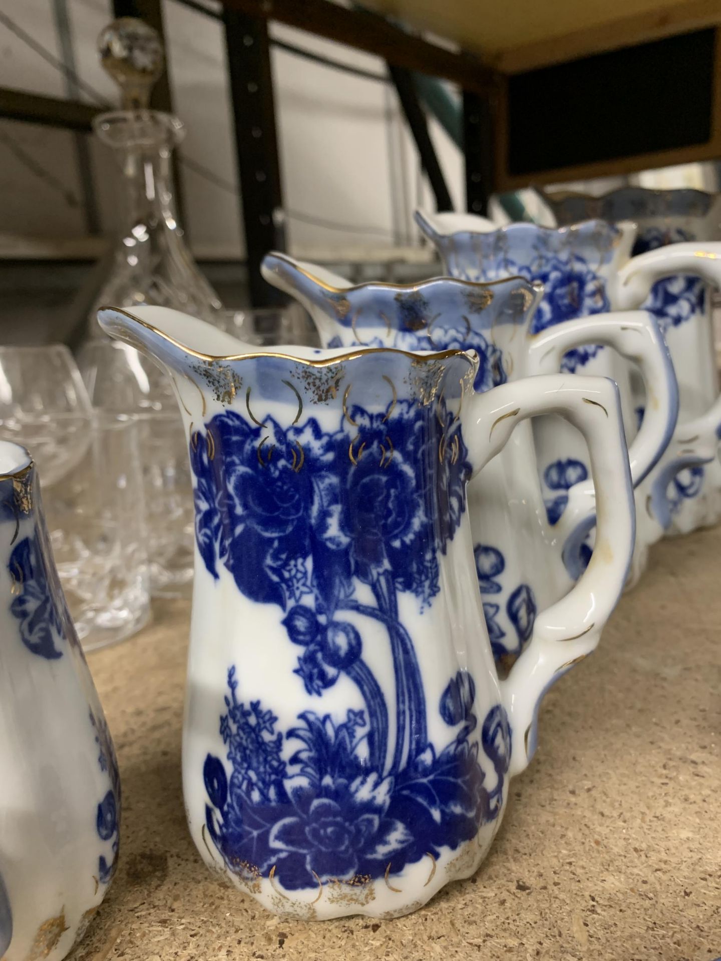A SET OF FIVE VINTAGE GRADUATED BLUE AND WHITE JUGS - Image 2 of 4