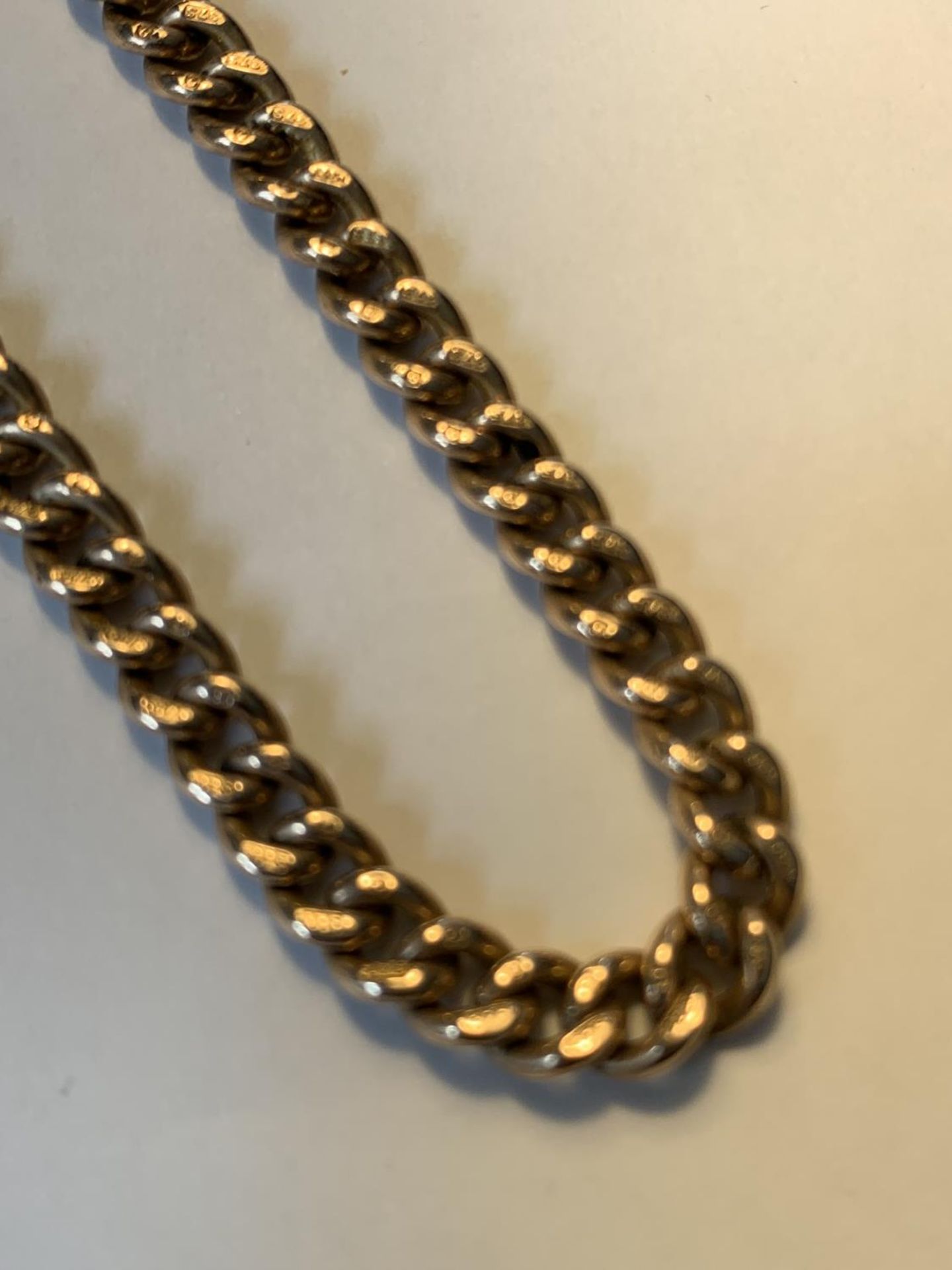 A 9 CARAT GOLD CHAIN GROSS WEIGHT 27.88 GRAMS - Image 2 of 5